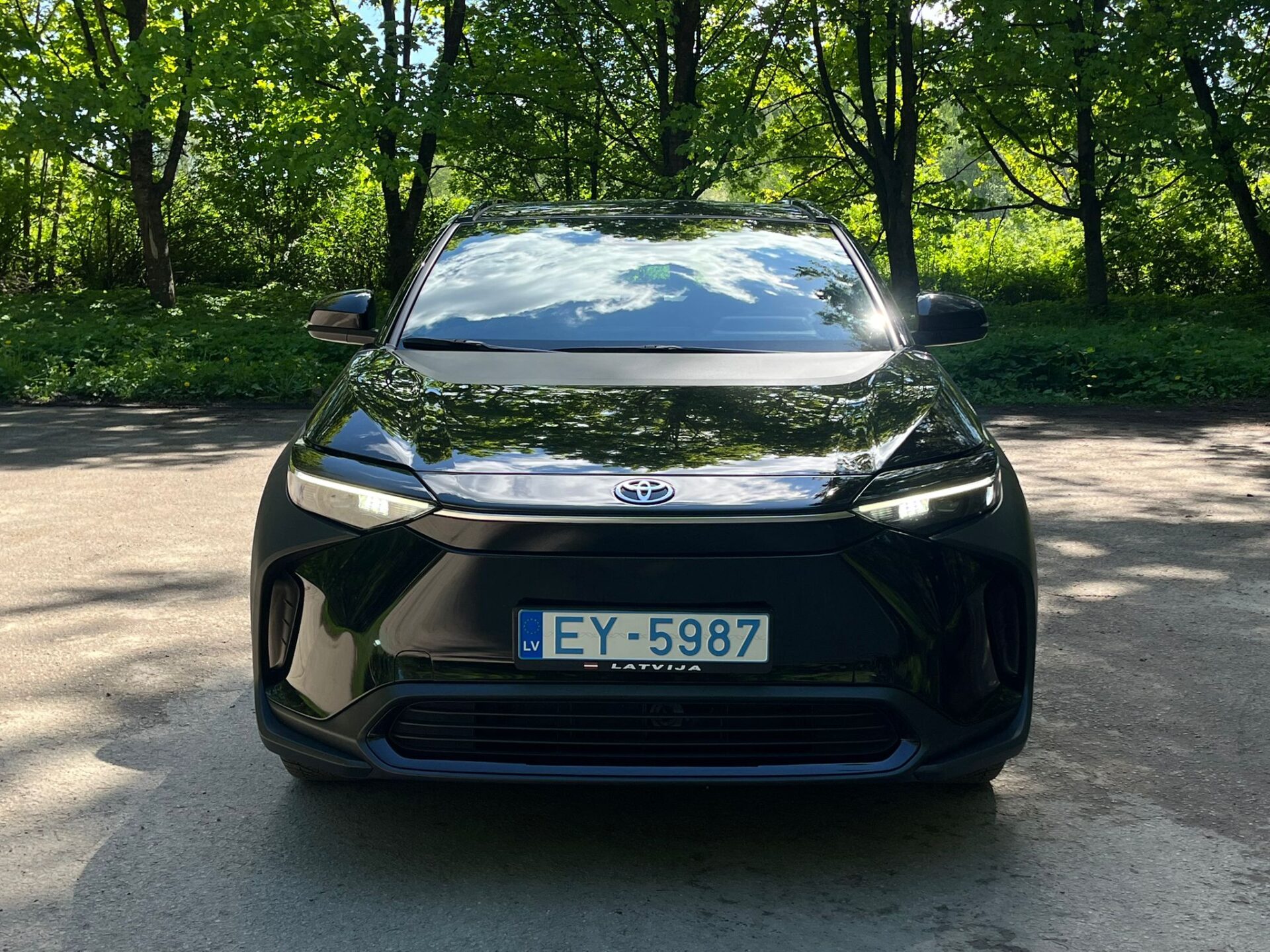 TOYOTA BZ4X ELEKTROMOBĪLIS
