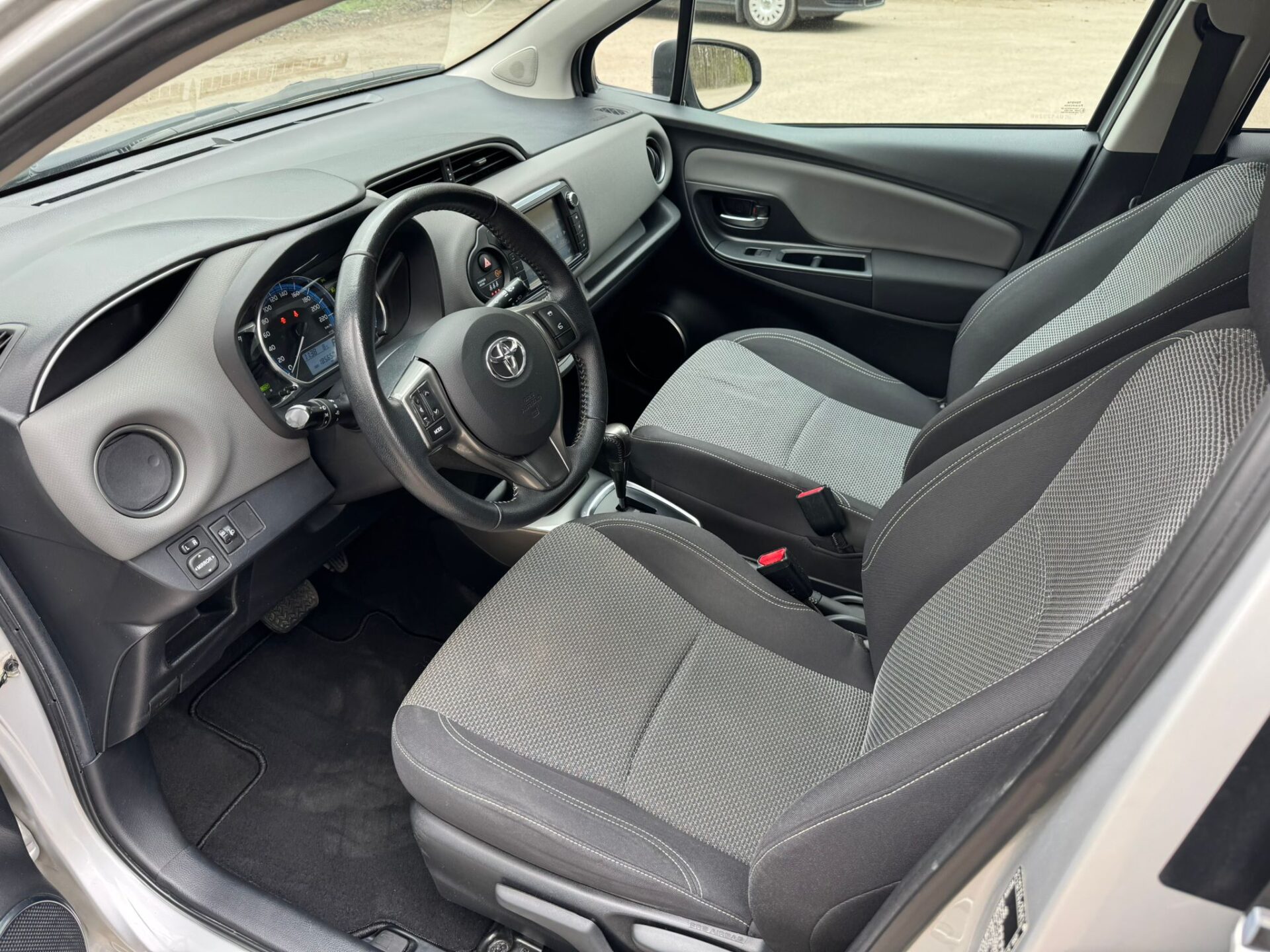 TOYOTA YARIS HYBRID