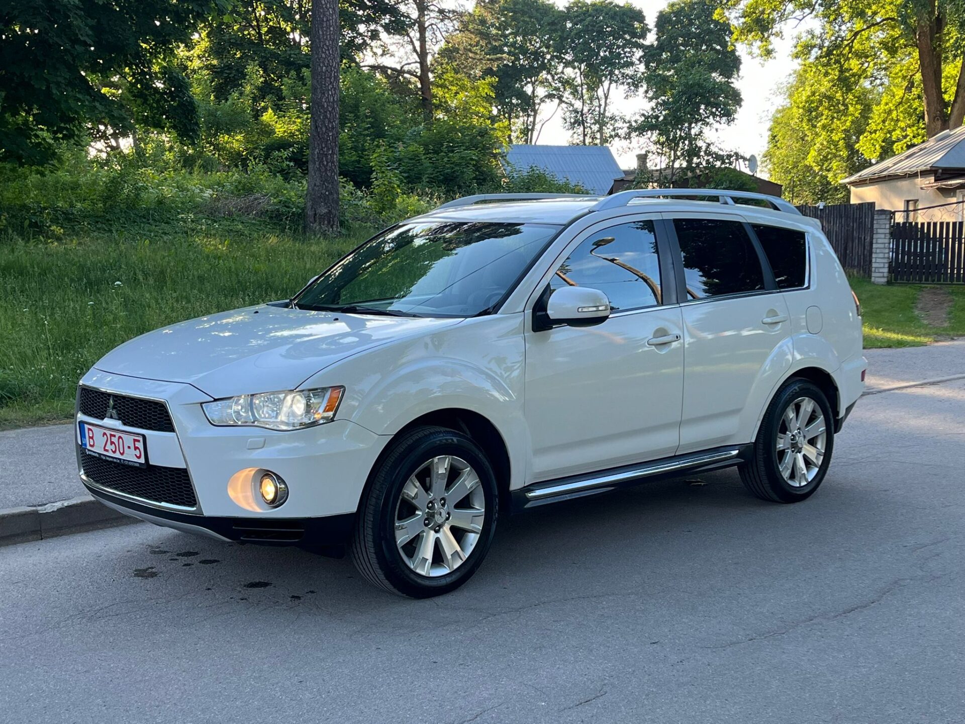 MITSUBISHI OUTLANDER 7-VIETAS