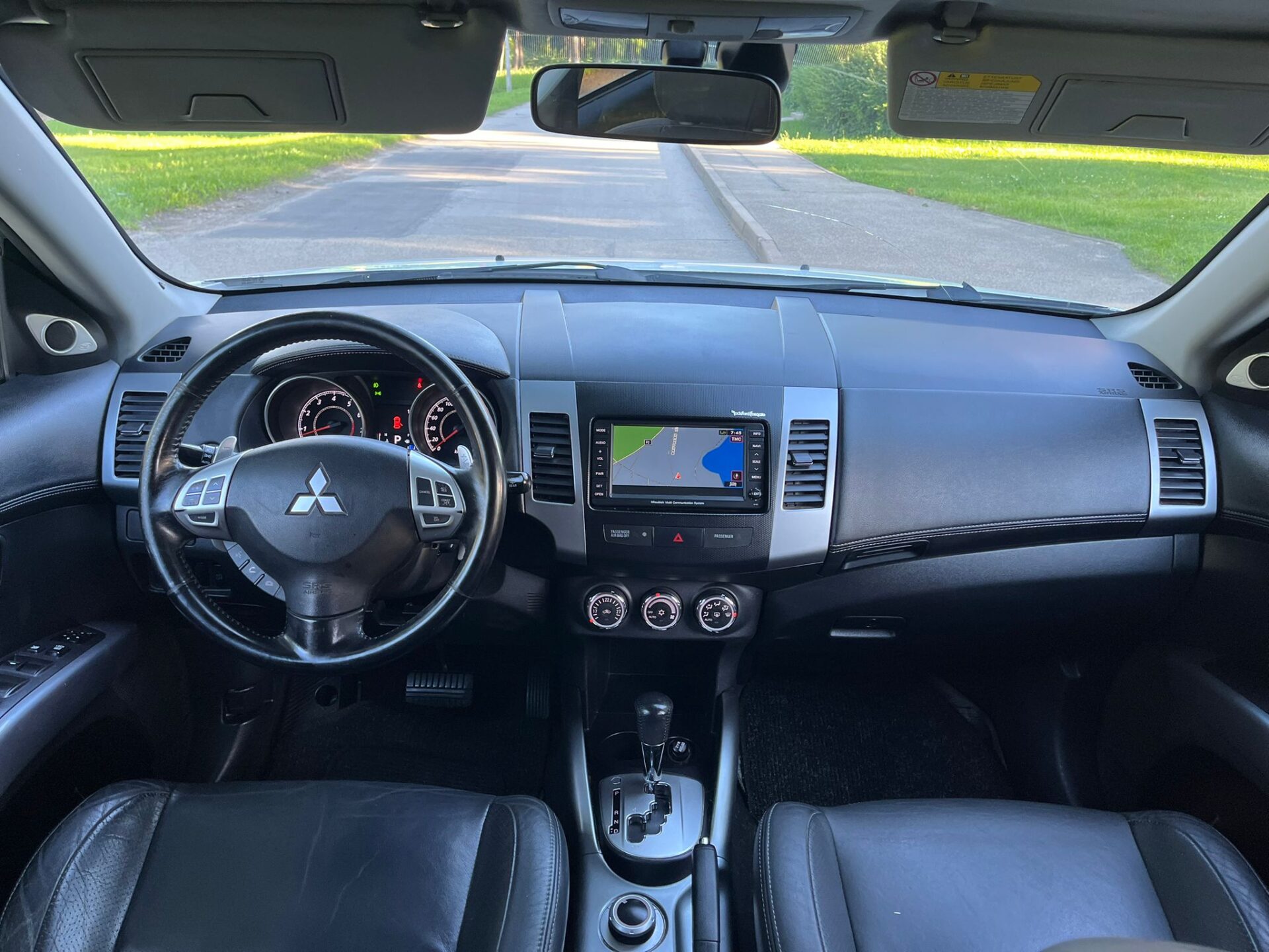 MITSUBISHI OUTLANDER 7-VIETAS