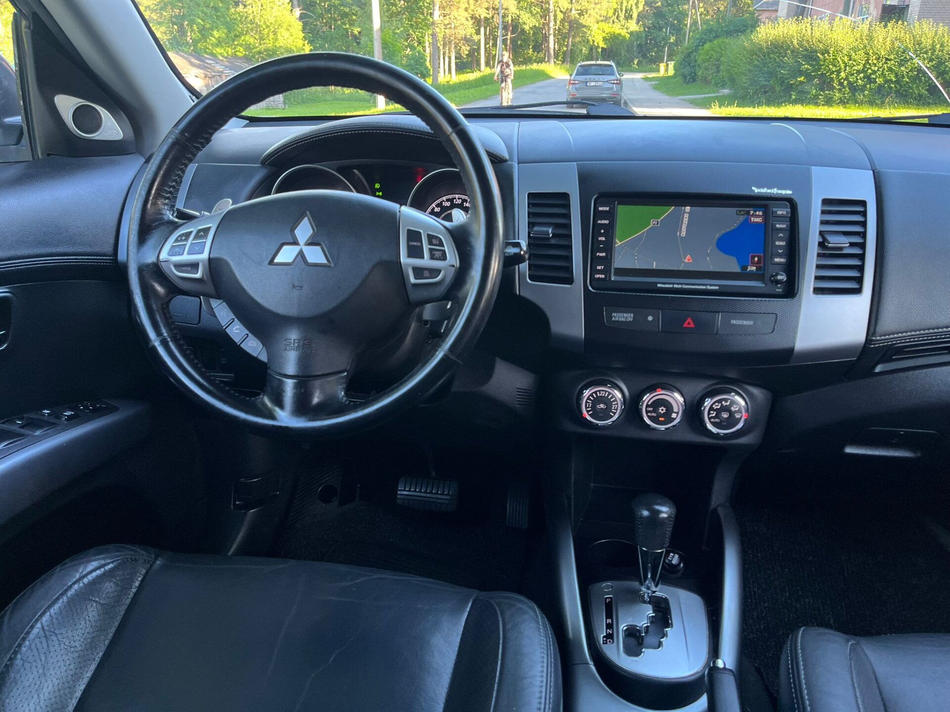 MITSUBISHI OUTLANDER 7-VIETAS