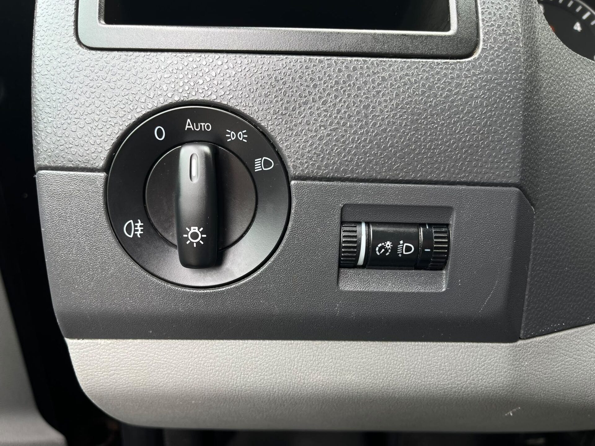 VW CARAVELLE 9-VIETAS
