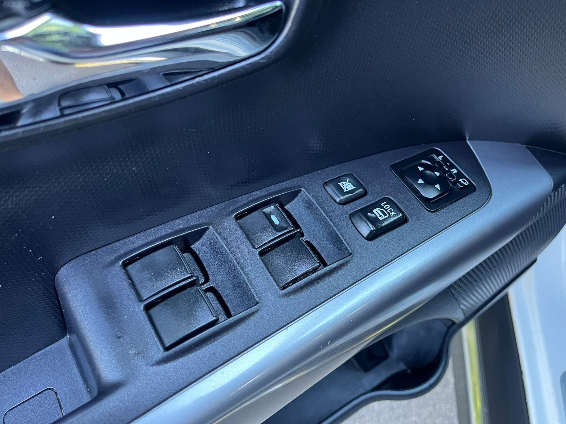 MITSUBISHI OUTLANDER 7-VIETAS