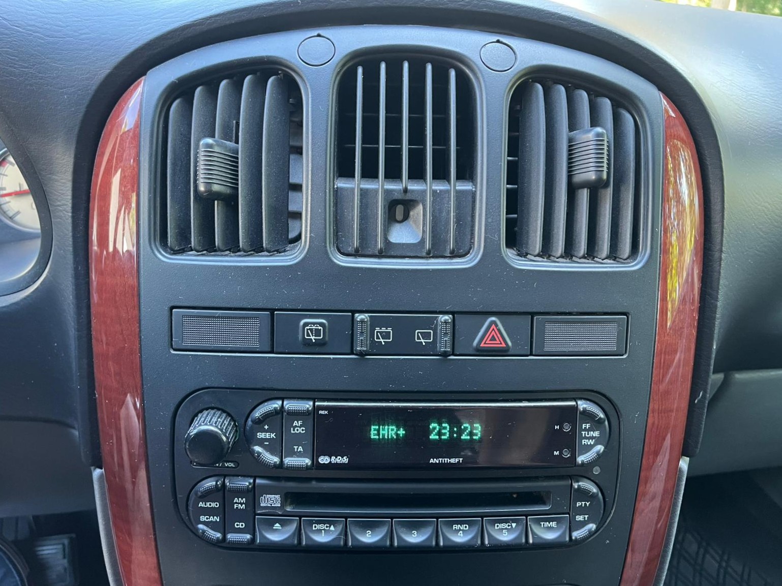 CHRYSLER VOYAGER 7-VIETAS
