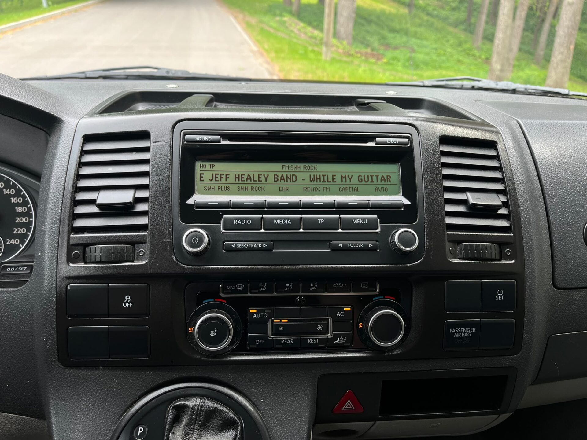 VW CARAVELLE 9-VIETAS