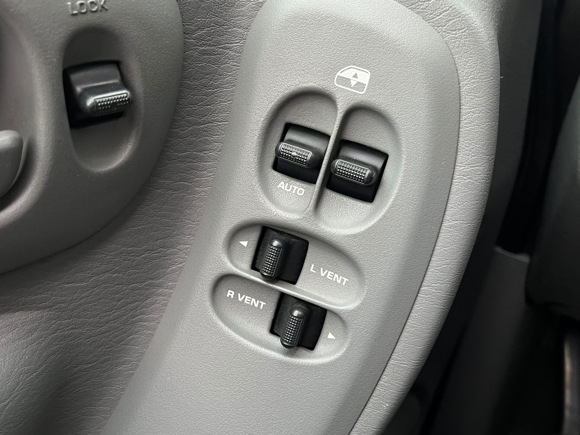 CHRYSLER VOYAGER 7-VIETAS LIMITED EDITION