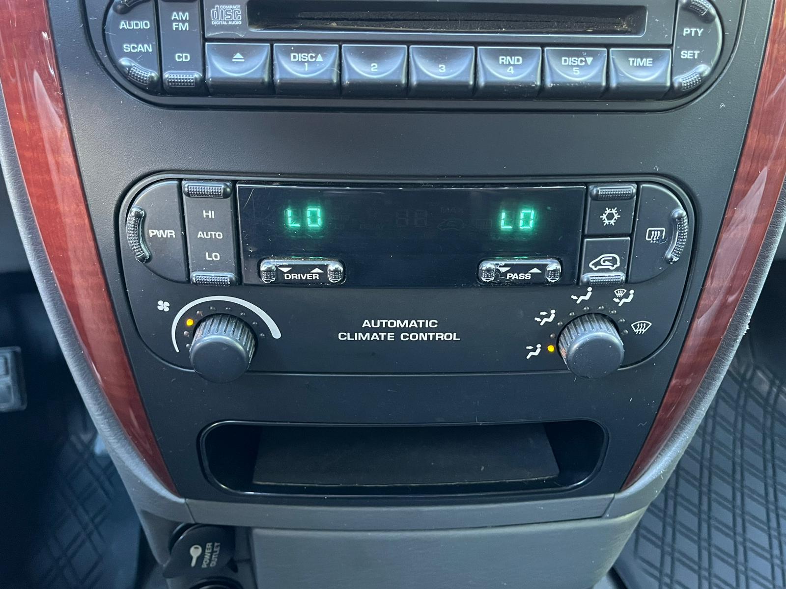 CHRYSLER VOYAGER 7-VIETAS