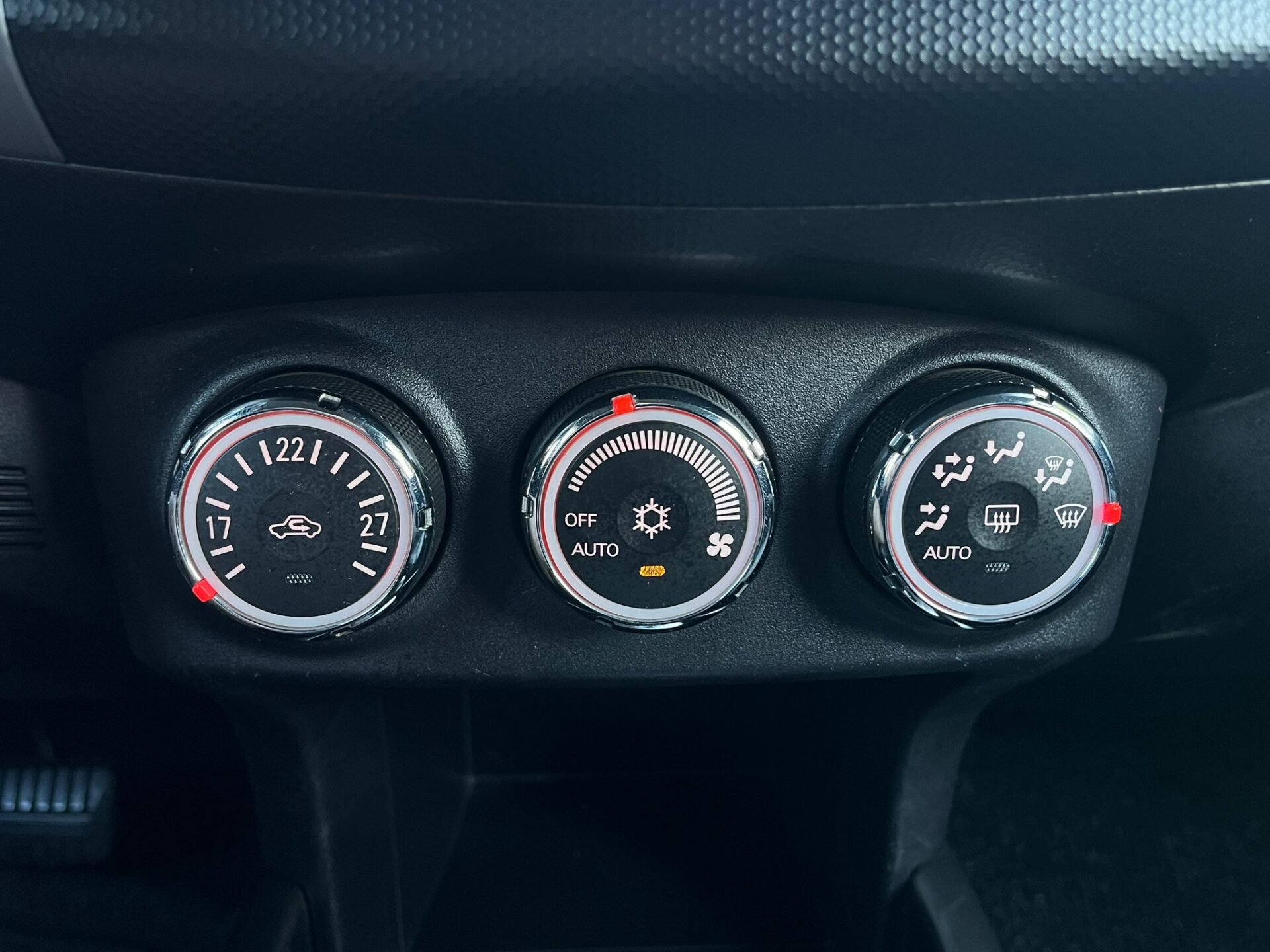 MITSUBISHI OUTLANDER 7-VIETAS