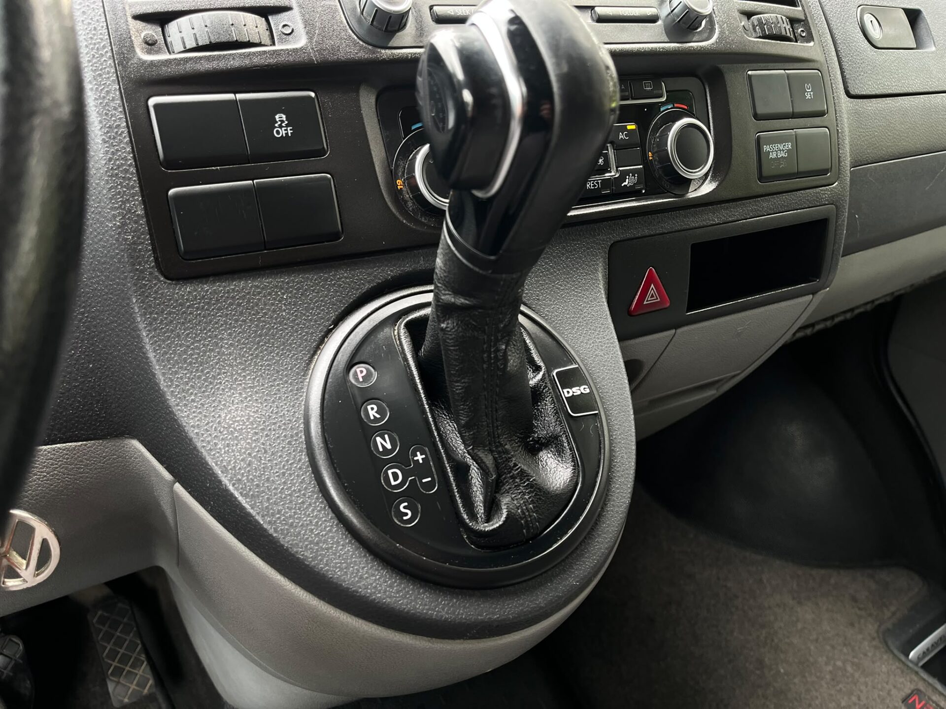 VW CARAVELLE 9-VIETAS