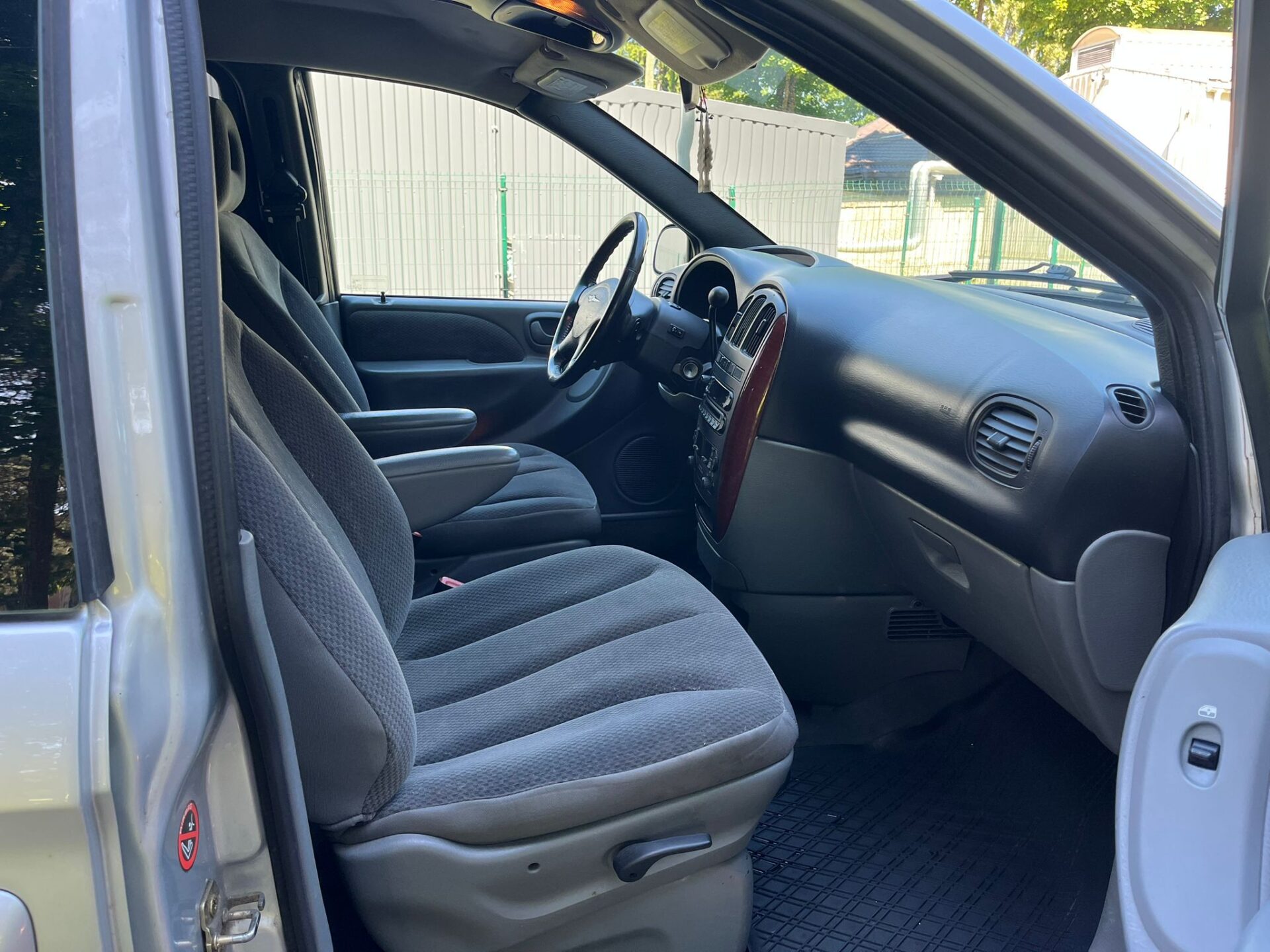CHRYSLER VOYAGER 7-VIETAS