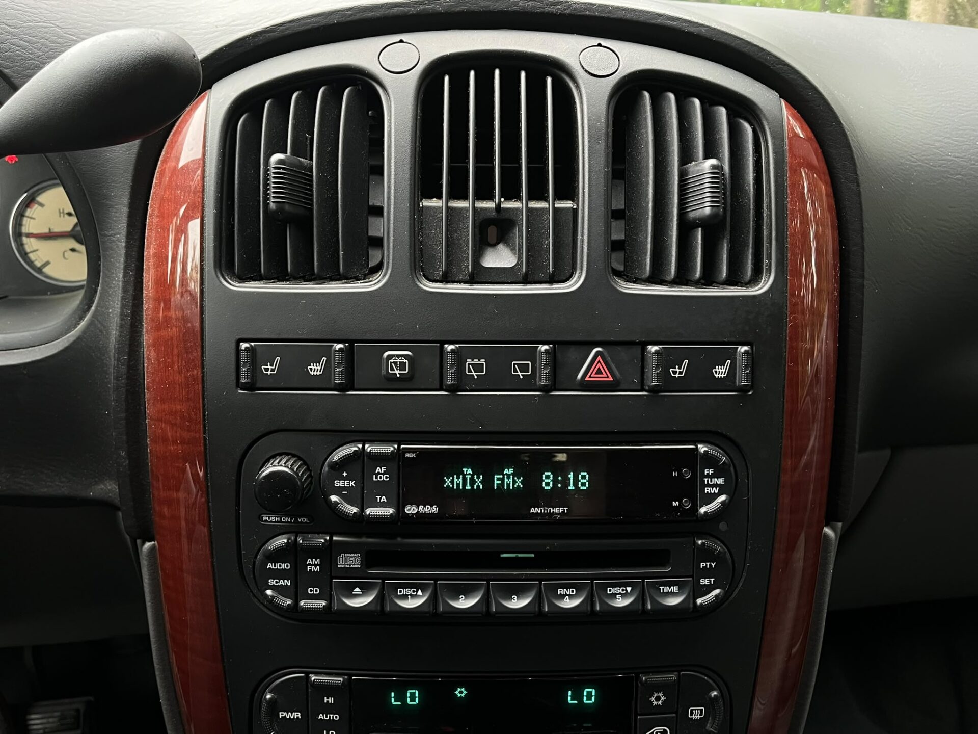 CHRYSLER VOYAGER 7-VIETAS LIMITED EDITION