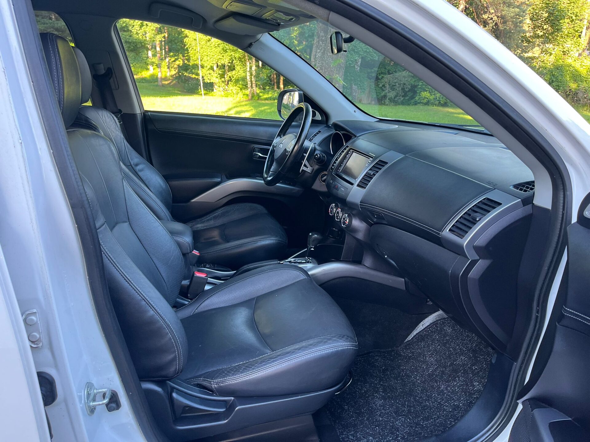 MITSUBISHI OUTLANDER 7-VIETAS