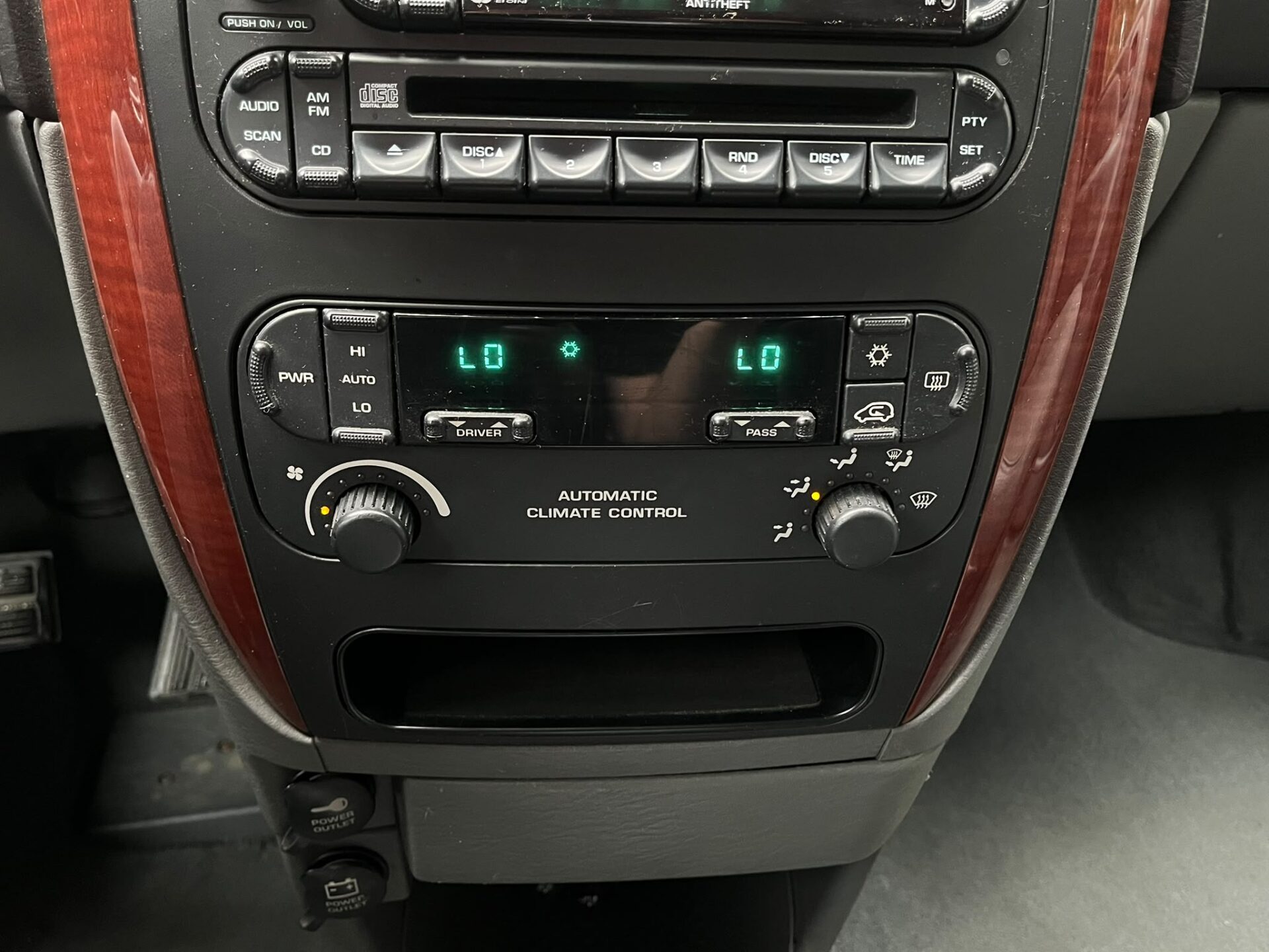 CHRYSLER VOYAGER 7-VIETAS LIMITED EDITION