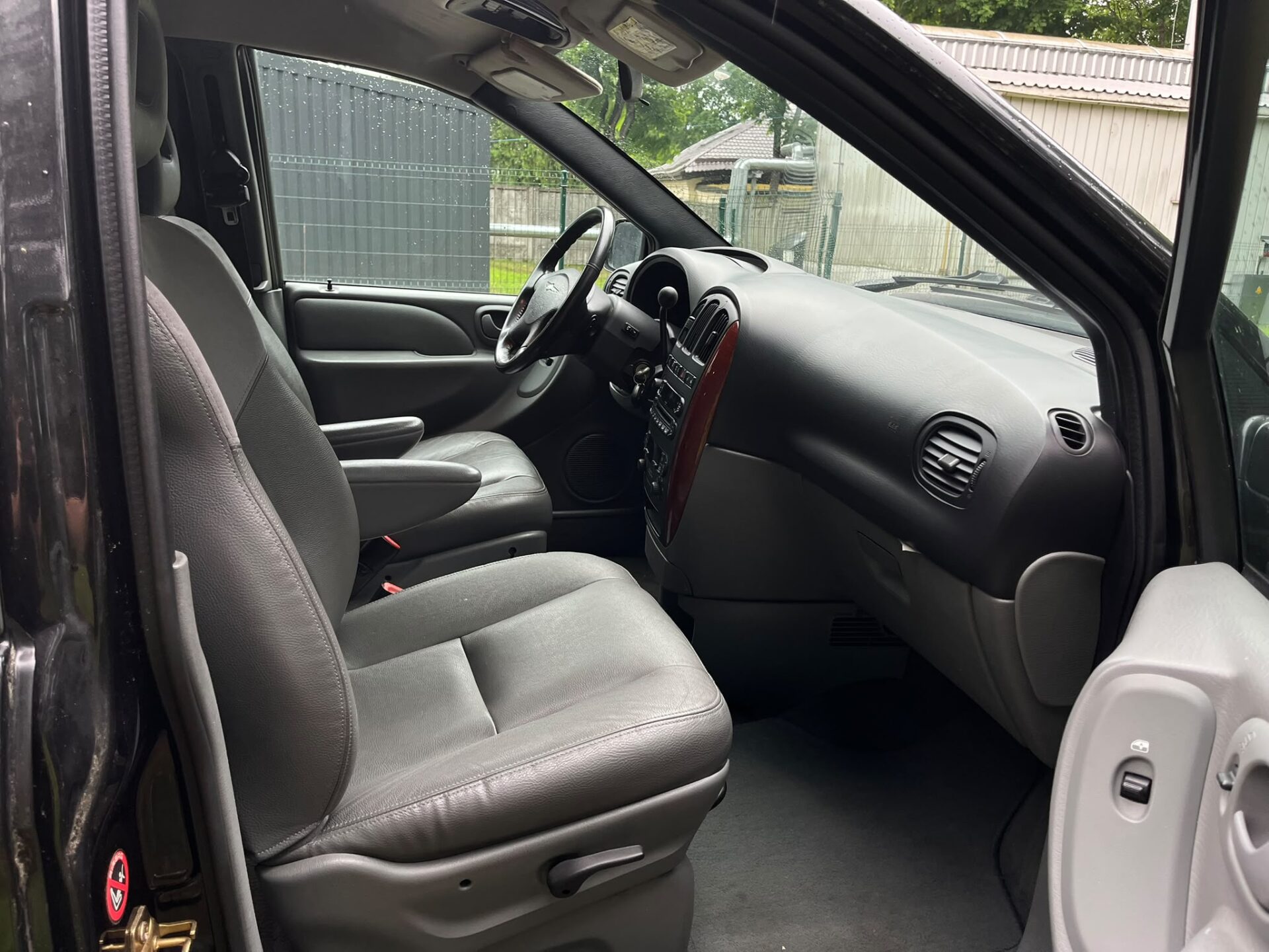 CHRYSLER VOYAGER 7-VIETAS LIMITED EDITION