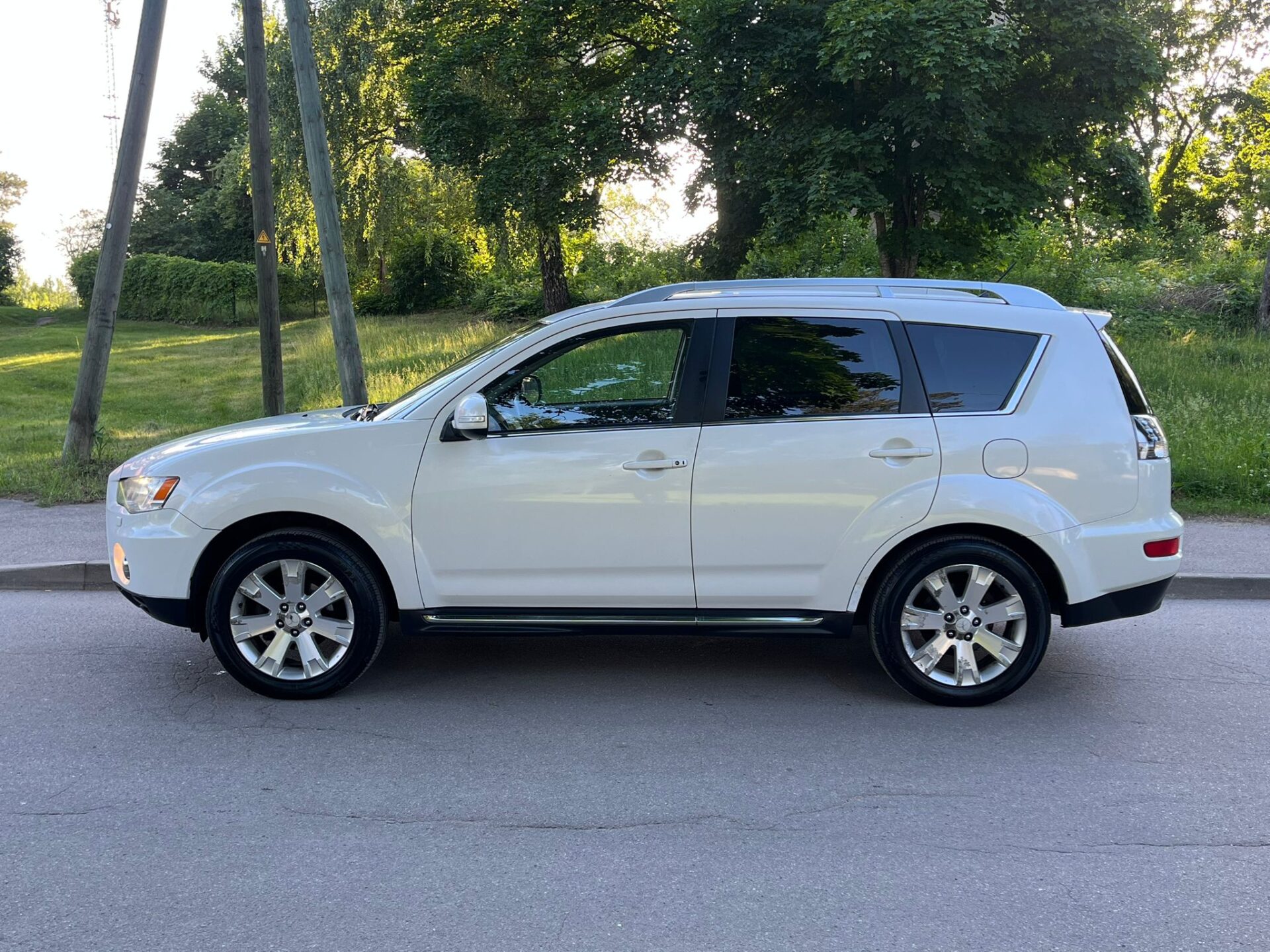 MITSUBISHI OUTLANDER 7-VIETAS