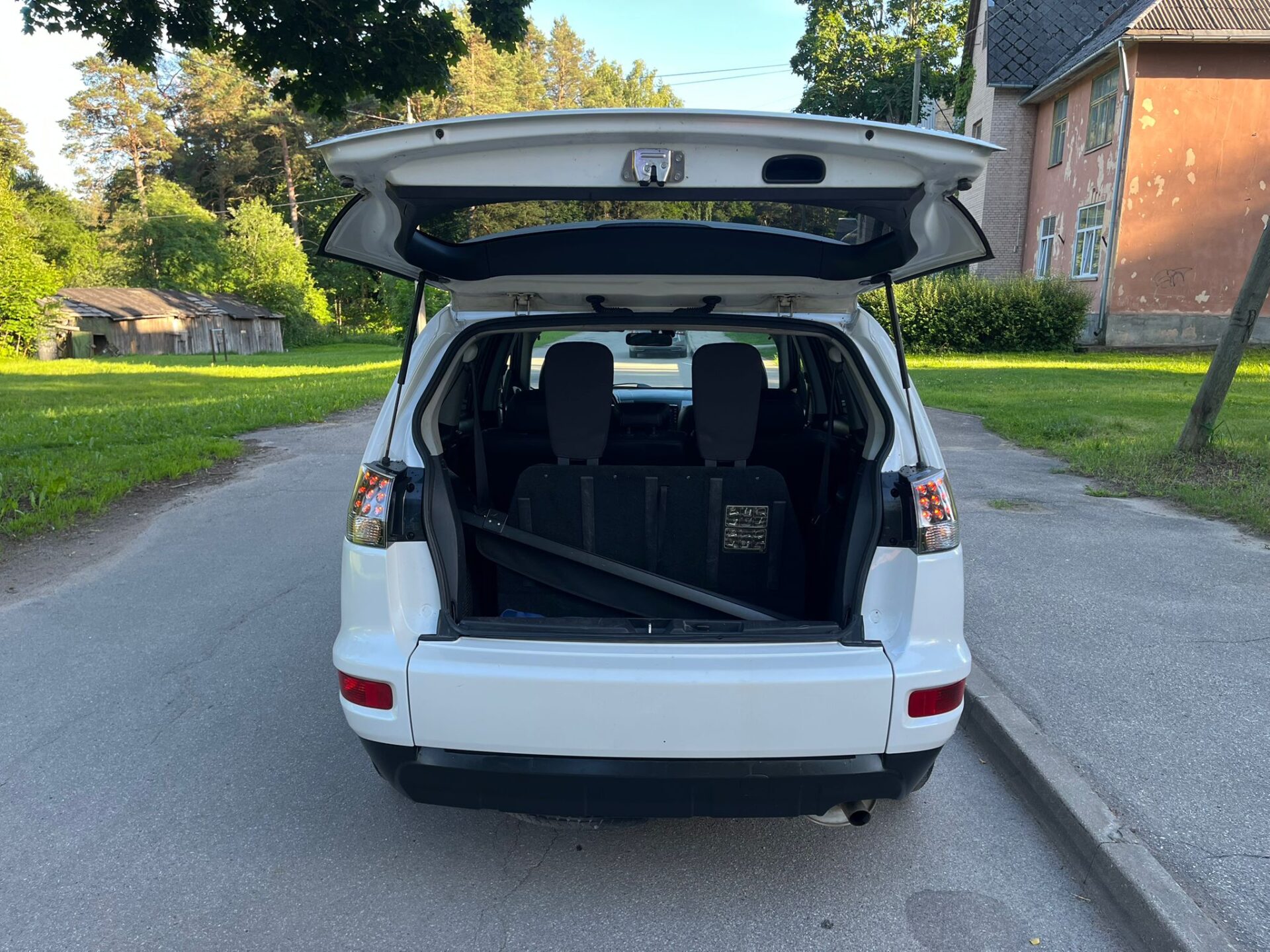 MITSUBISHI OUTLANDER 7-VIETAS