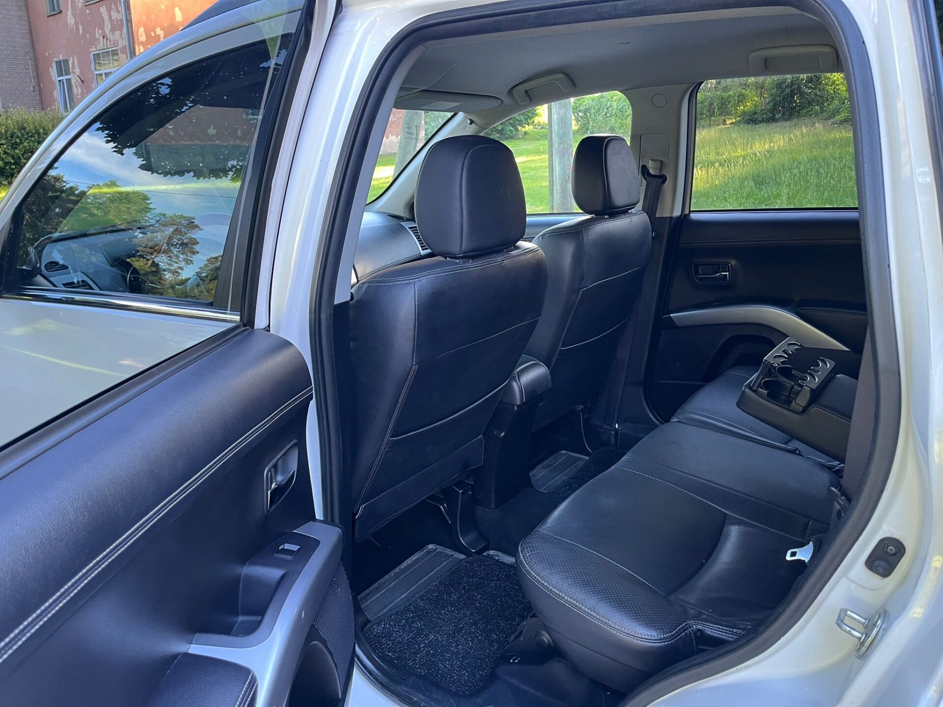 MITSUBISHI OUTLANDER 7-VIETAS