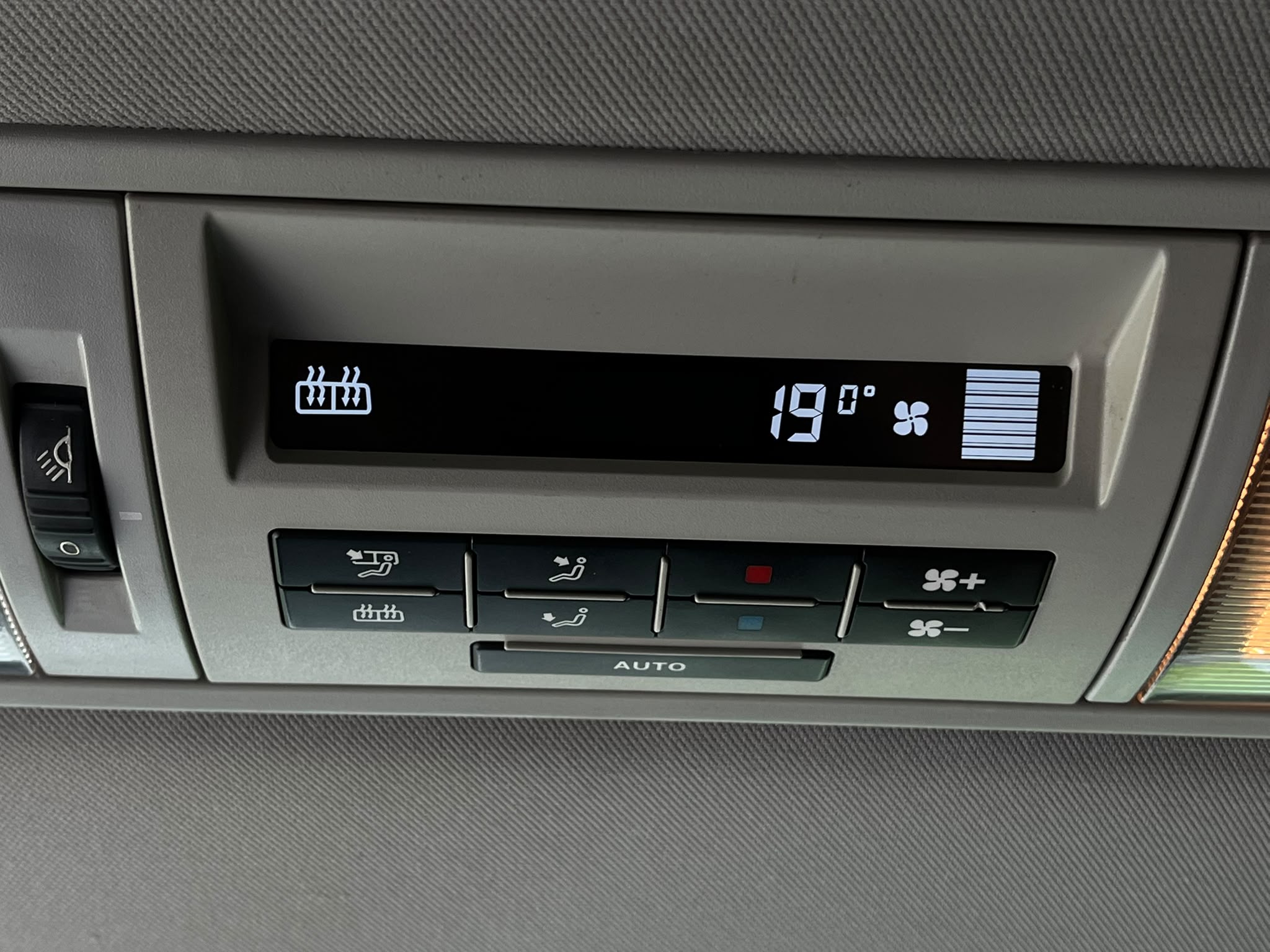 VW CARAVELLE 9-VIETAS