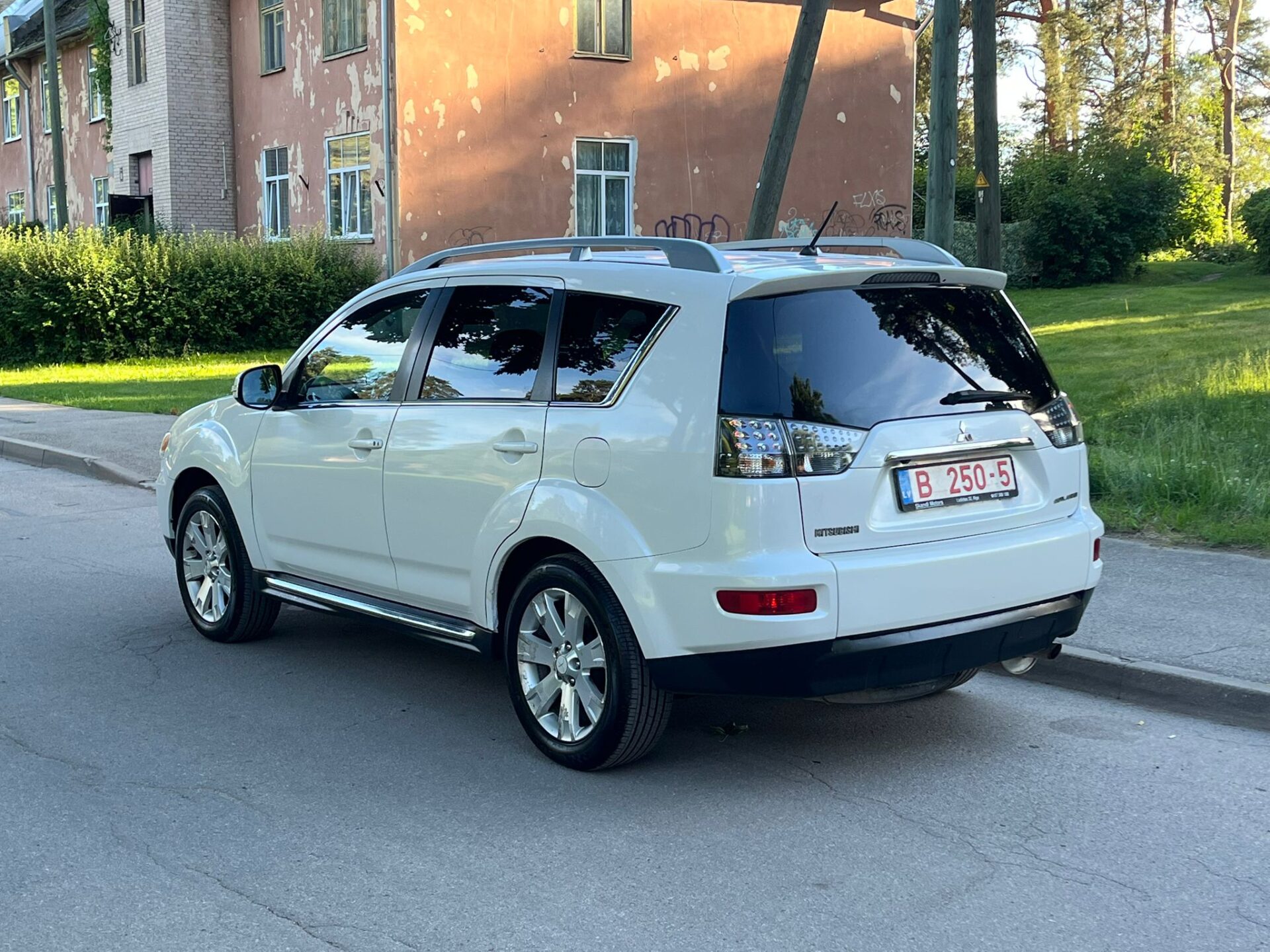 MITSUBISHI OUTLANDER 7-VIETAS