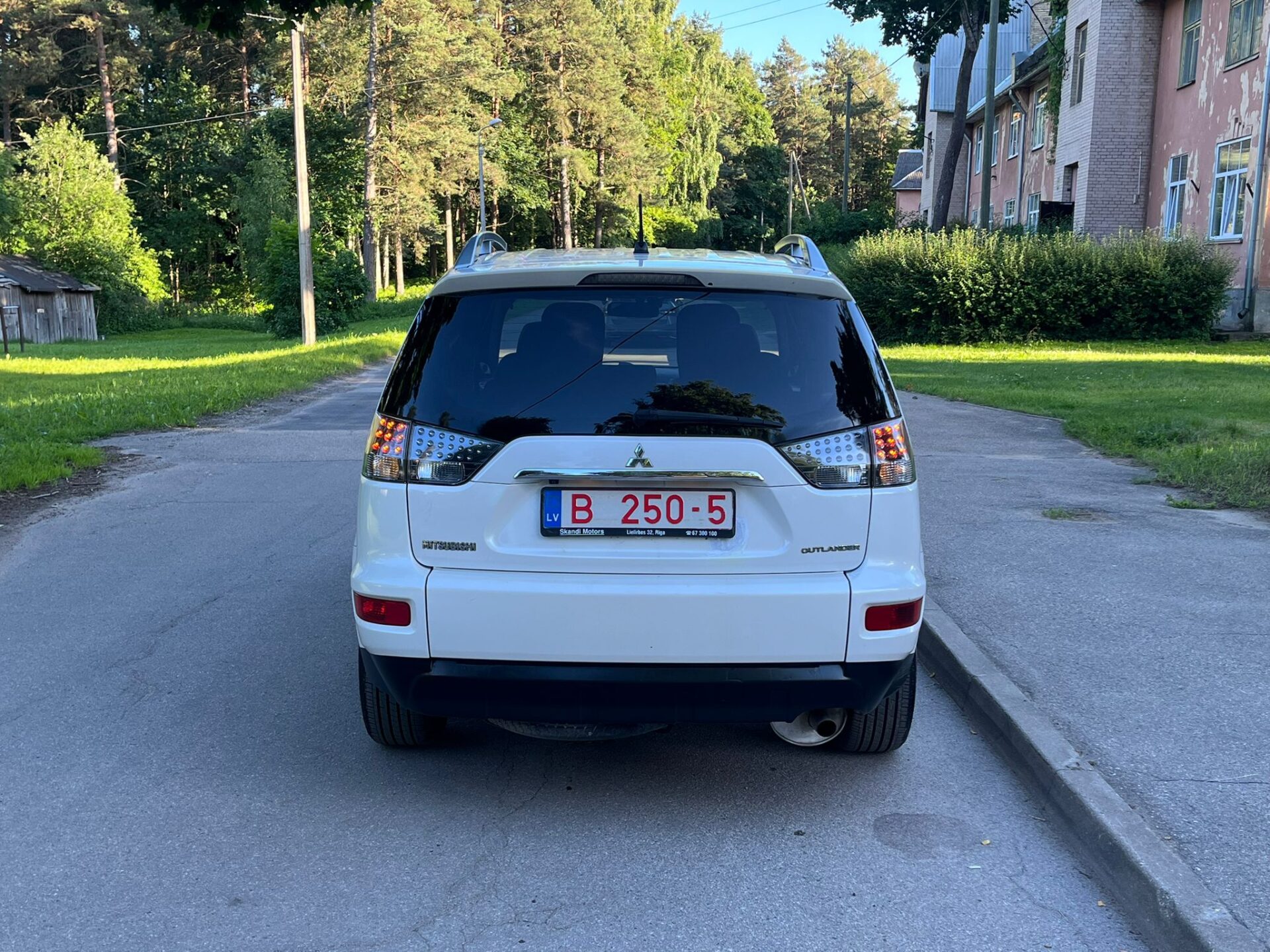 MITSUBISHI OUTLANDER 7-VIETAS