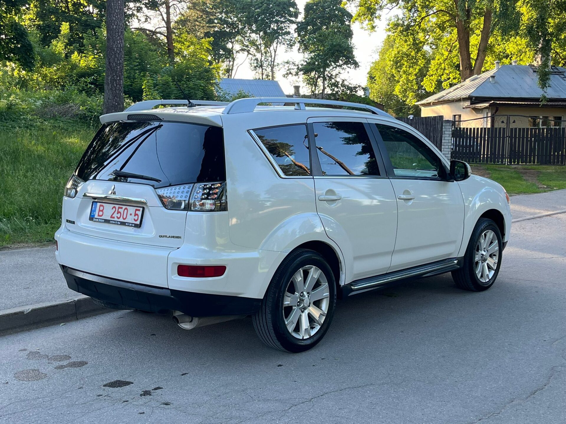 MITSUBISHI OUTLANDER 7-VIETAS