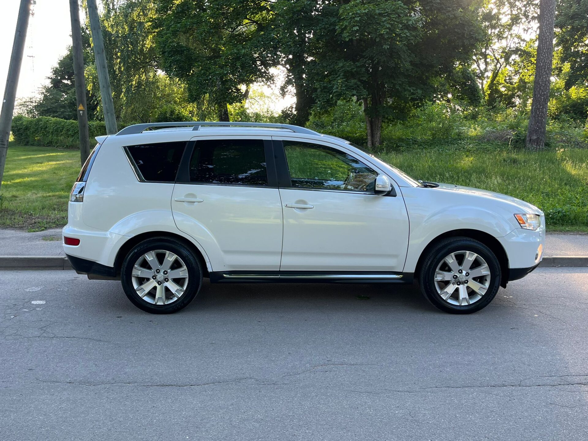 MITSUBISHI OUTLANDER 7-VIETAS