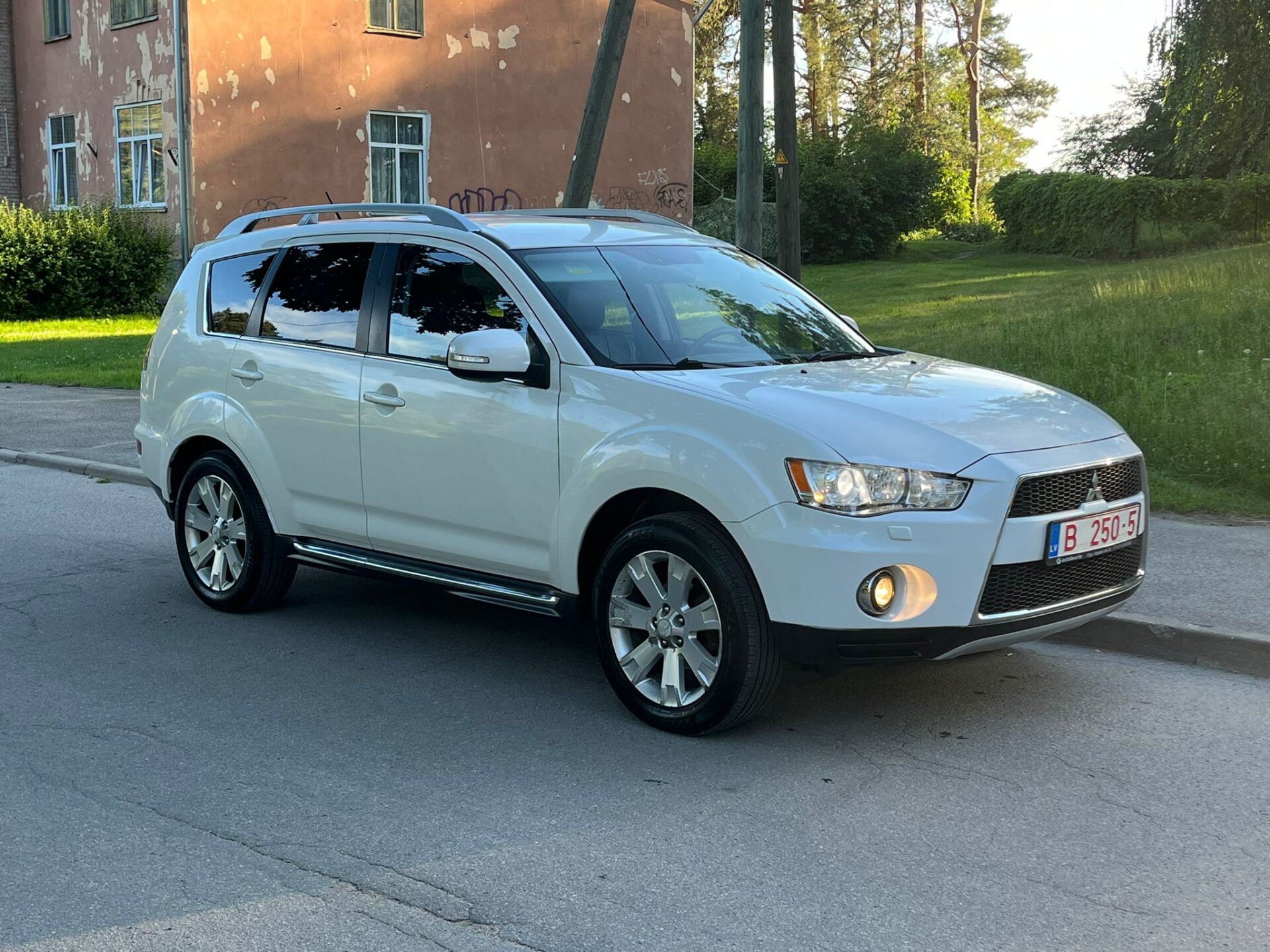 MITSUBISHI OUTLANDER 7-VIETAS