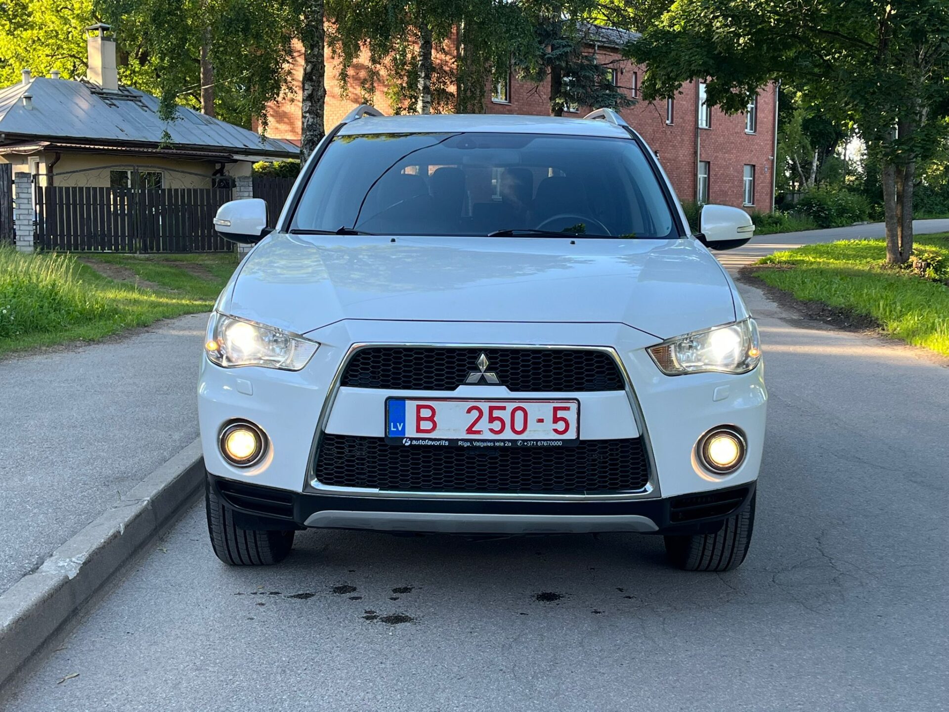 MITSUBISHI OUTLANDER 7-VIETAS