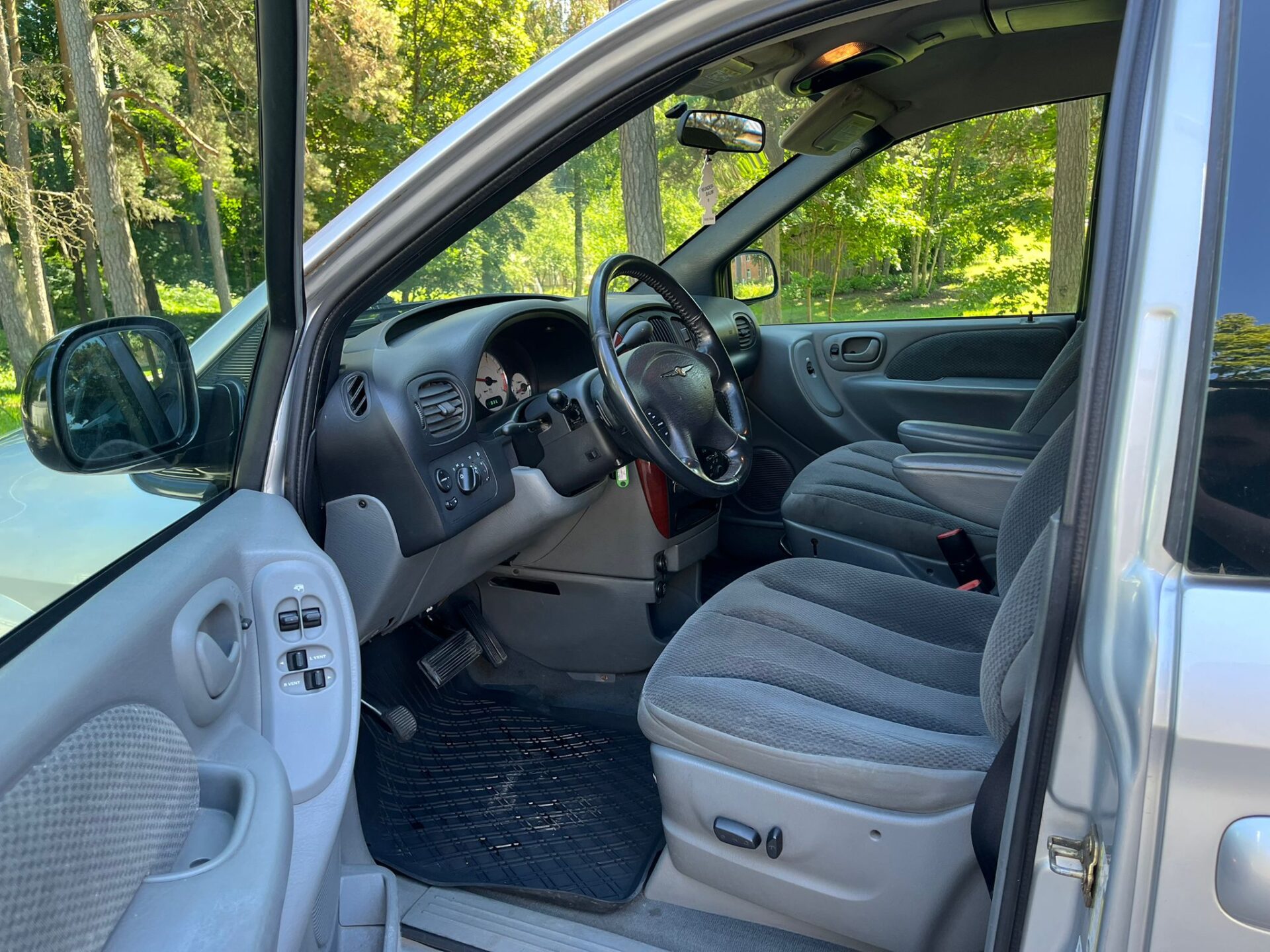 CHRYSLER VOYAGER 7-VIETAS