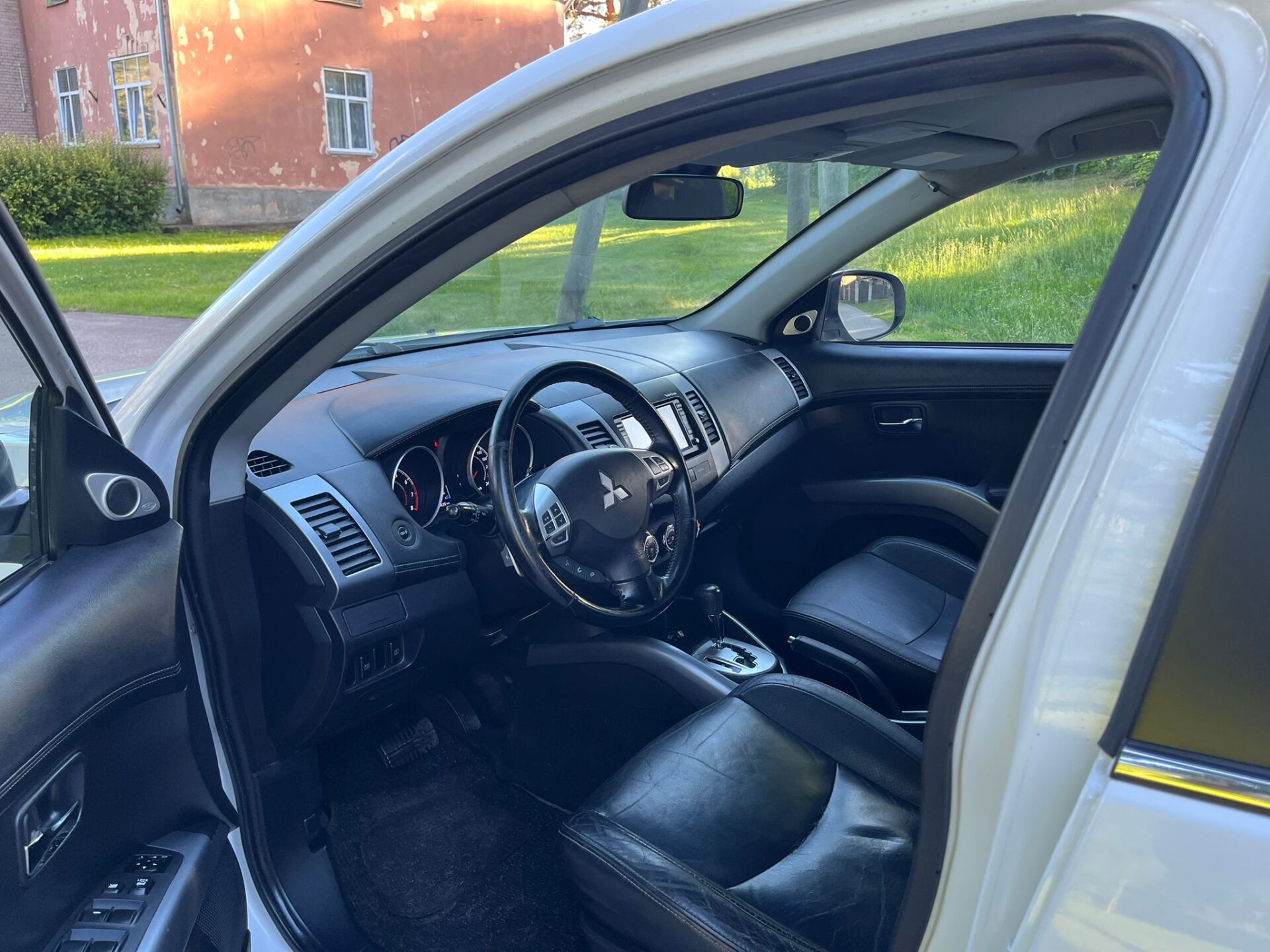 MITSUBISHI OUTLANDER 7-VIETAS