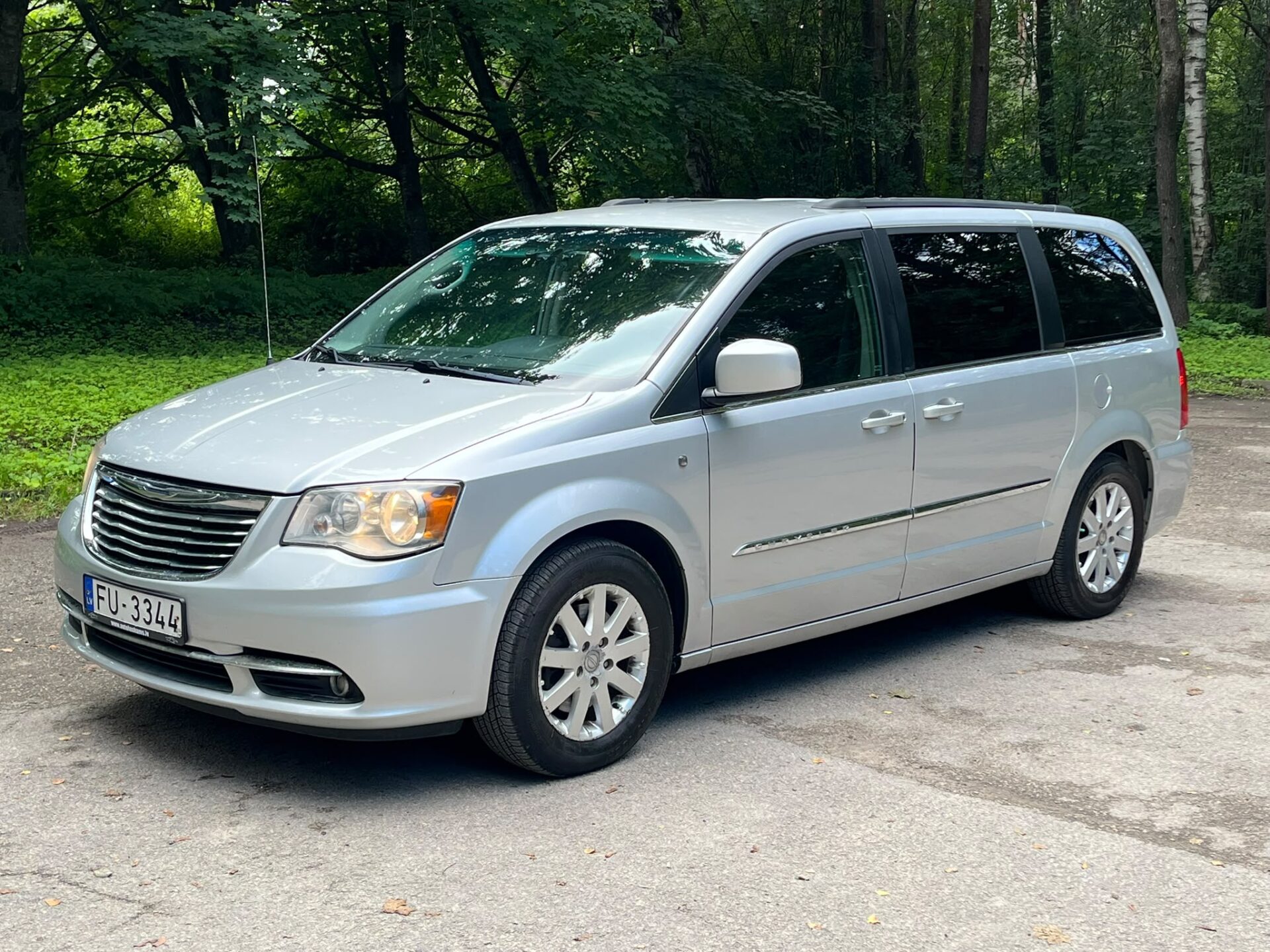 CHRYSLER TOWN & COUNTRY 7-VIETAS