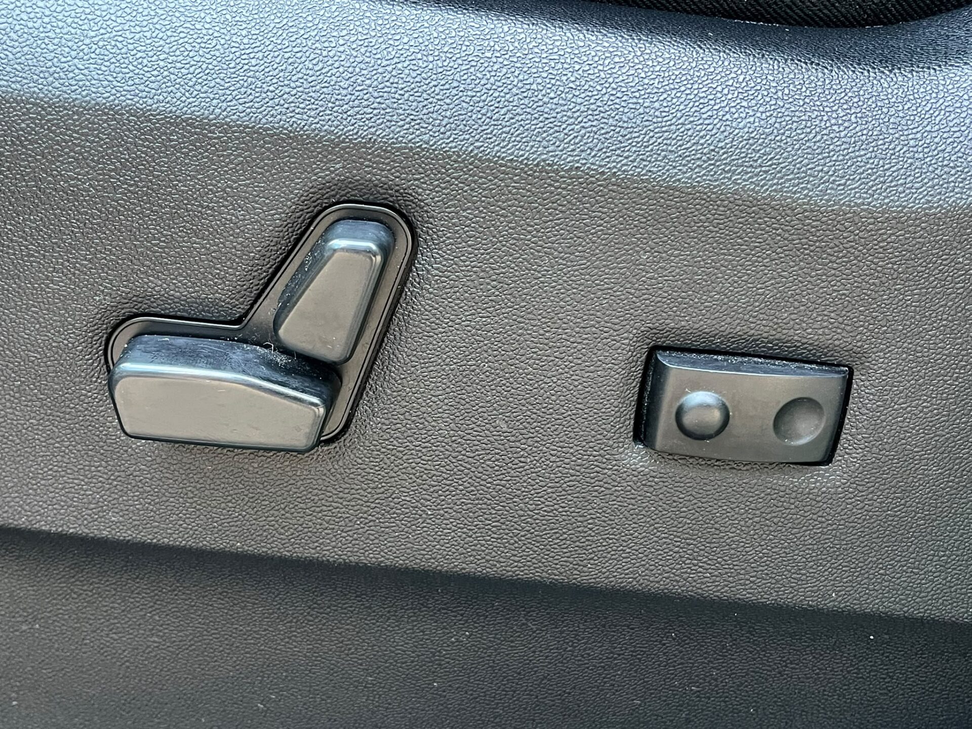 CHRYSLER TOWN & COUNTRY 7-VIETAS