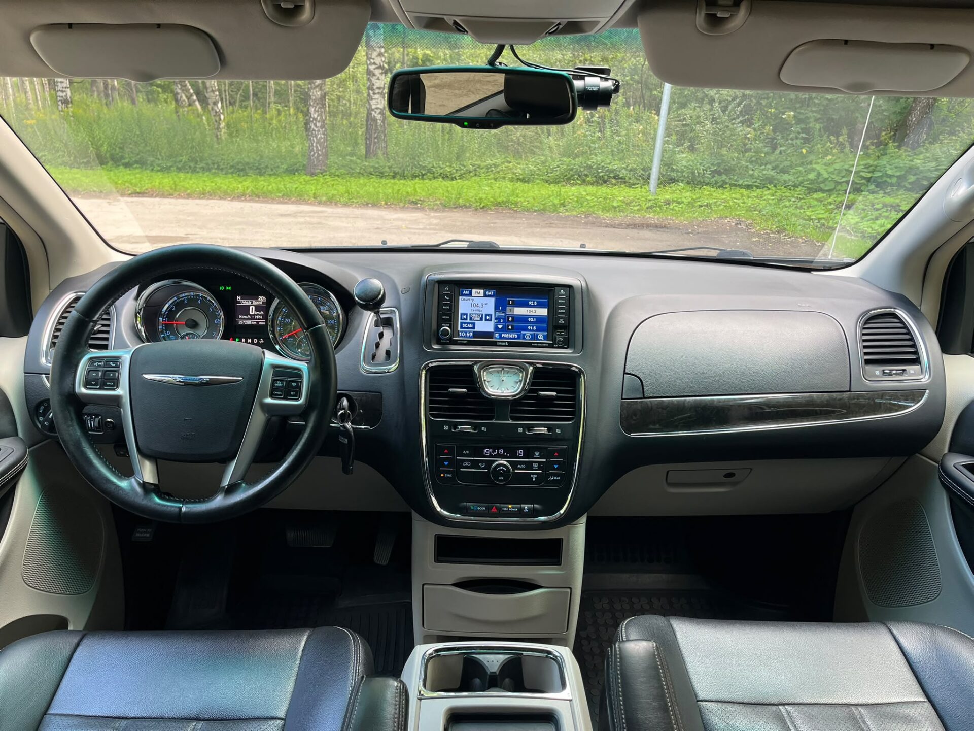 CHRYSLER TOWN & COUNTRY 7-VIETAS