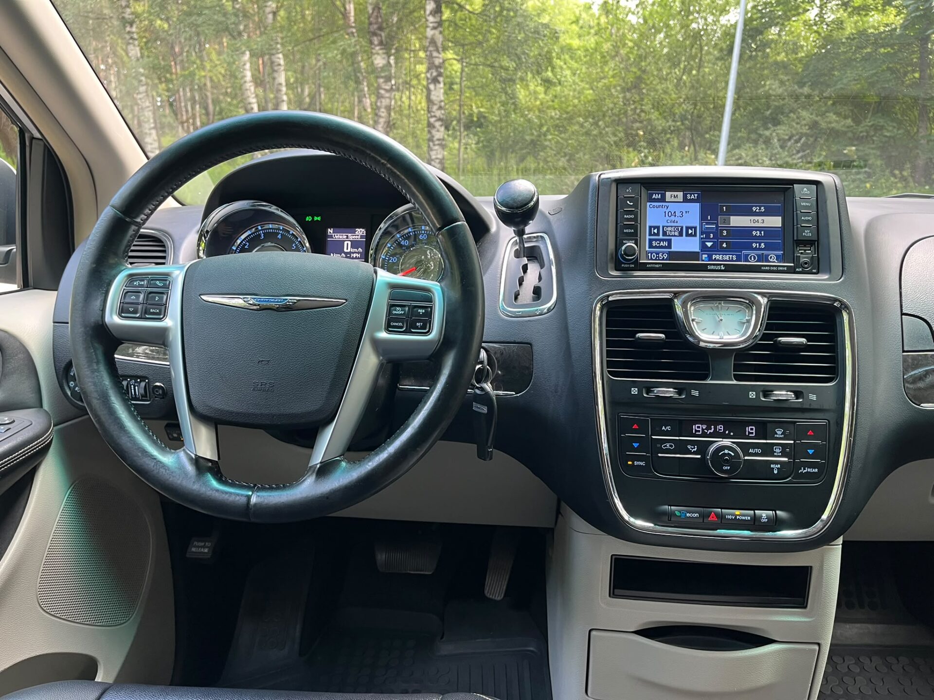 CHRYSLER TOWN & COUNTRY 7-VIETAS