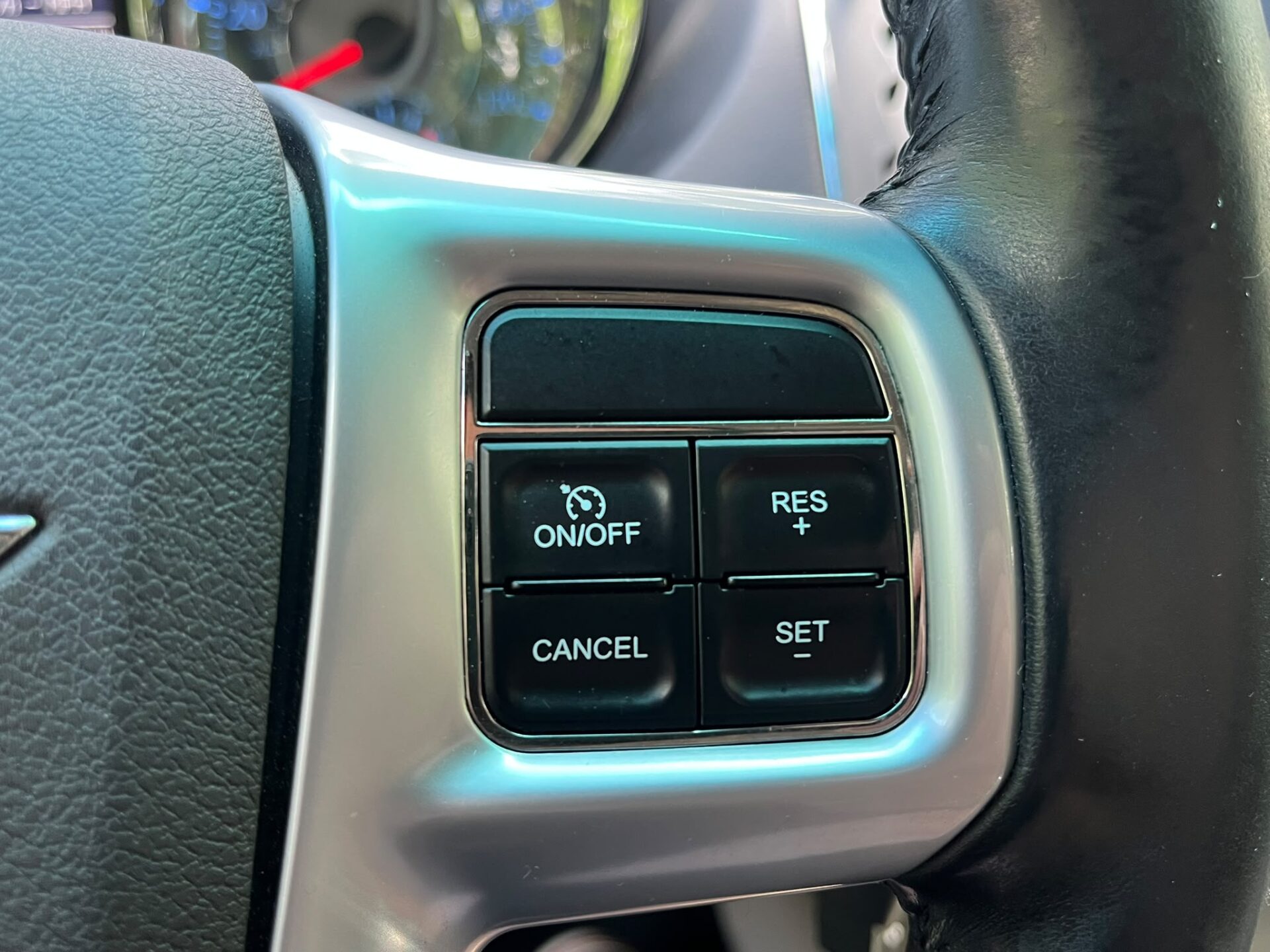 CHRYSLER TOWN & COUNTRY 7-VIETAS