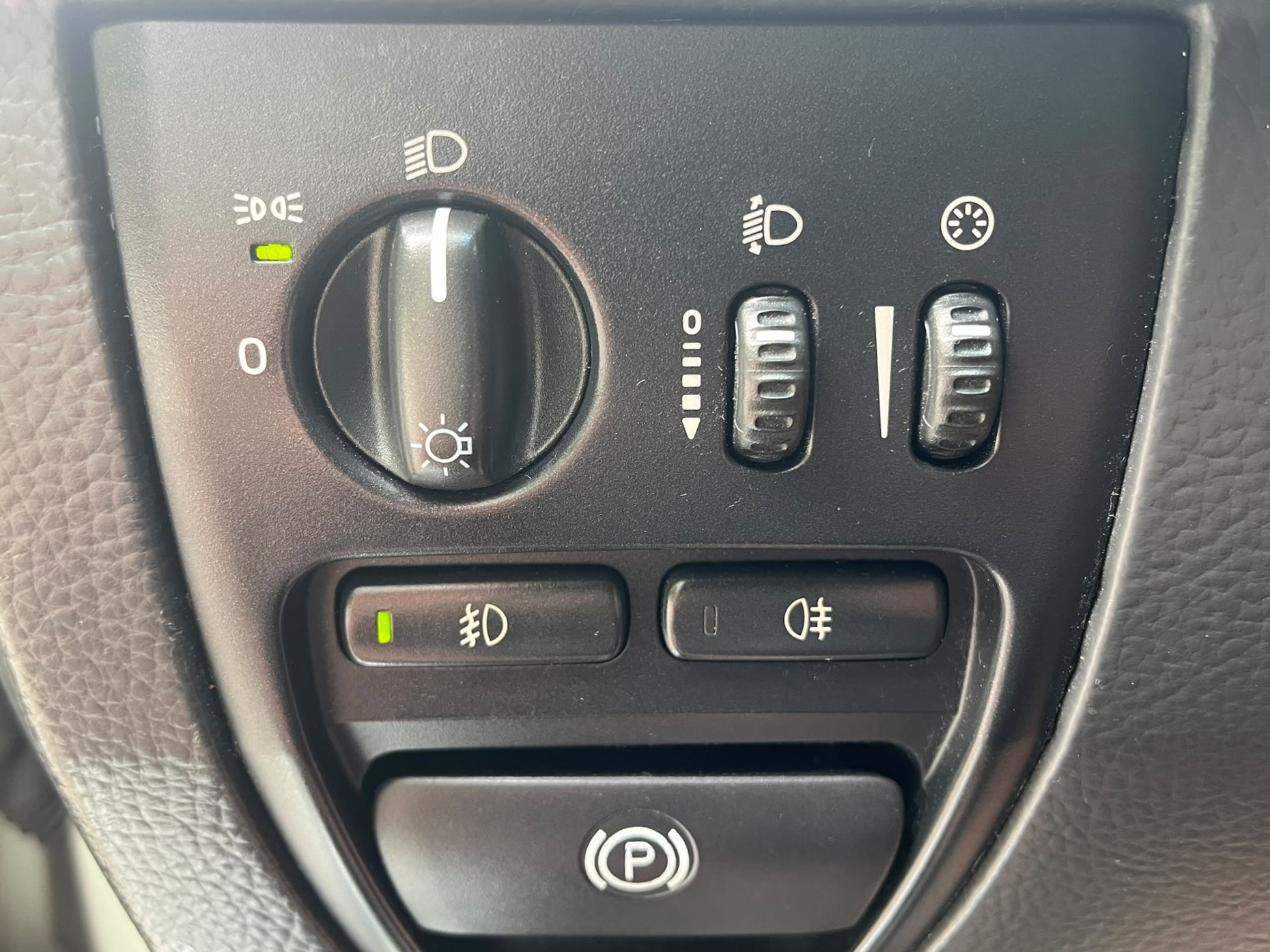 VOLVO XC90 7-VIETAS