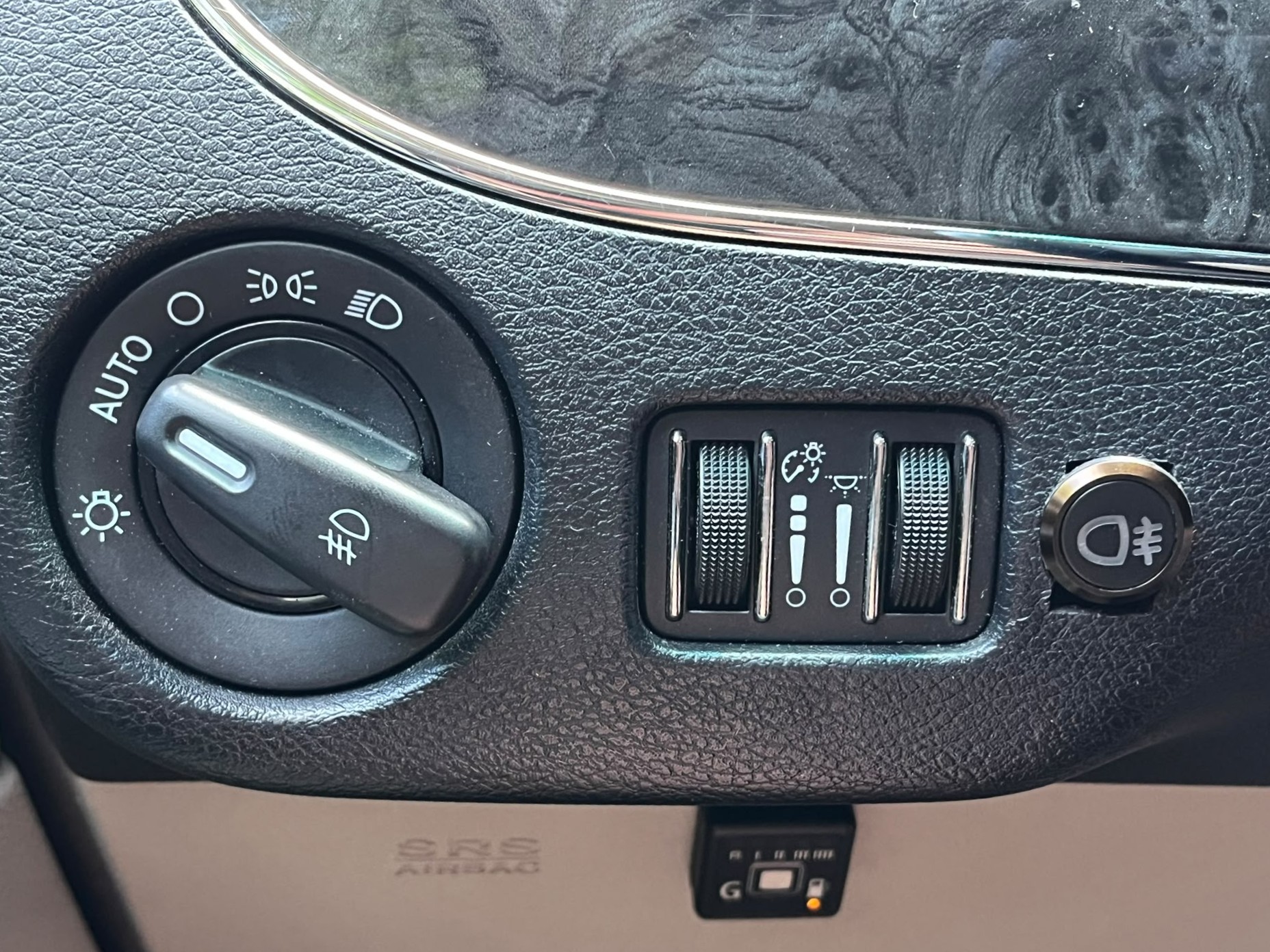 CHRYSLER TOWN & COUNTRY 7-VIETAS
