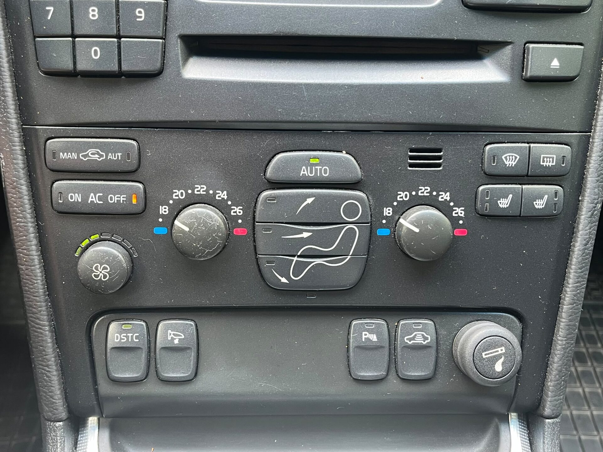 VOLVO XC90 7-VIETAS