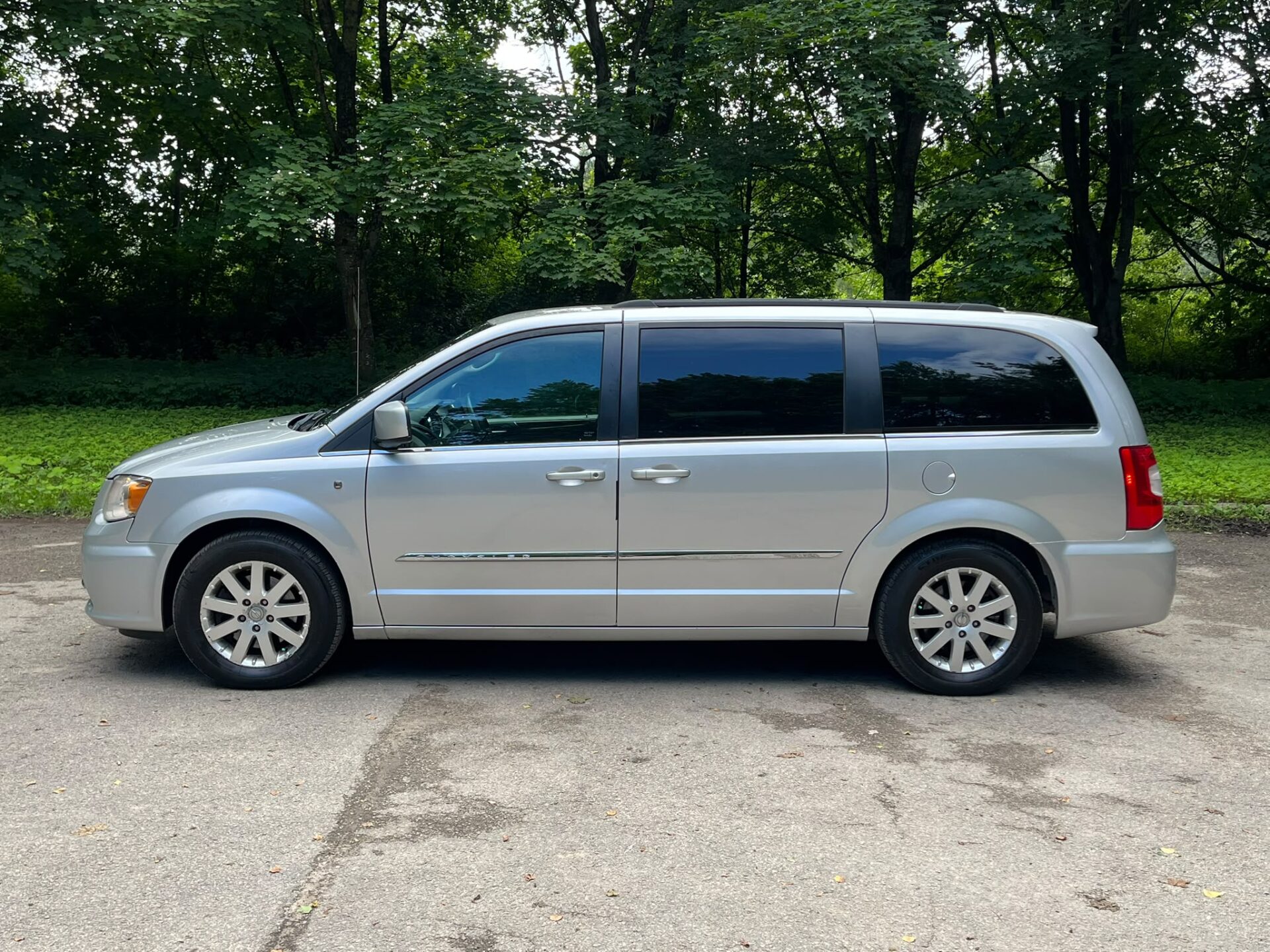 CHRYSLER TOWN & COUNTRY 7-VIETAS