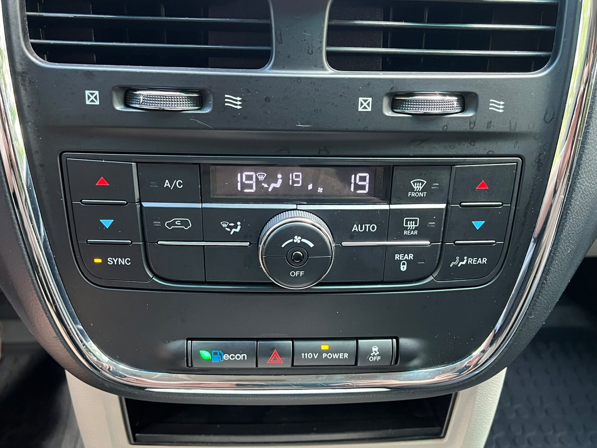 CHRYSLER TOWN & COUNTRY 7-VIETAS