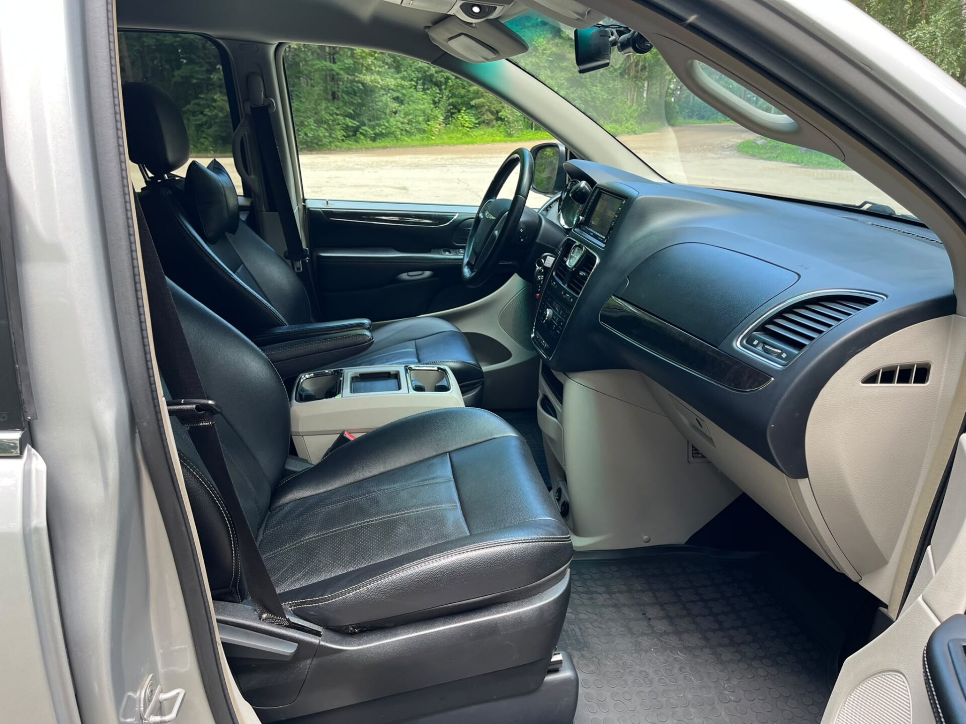 CHRYSLER TOWN & COUNTRY 7-VIETAS