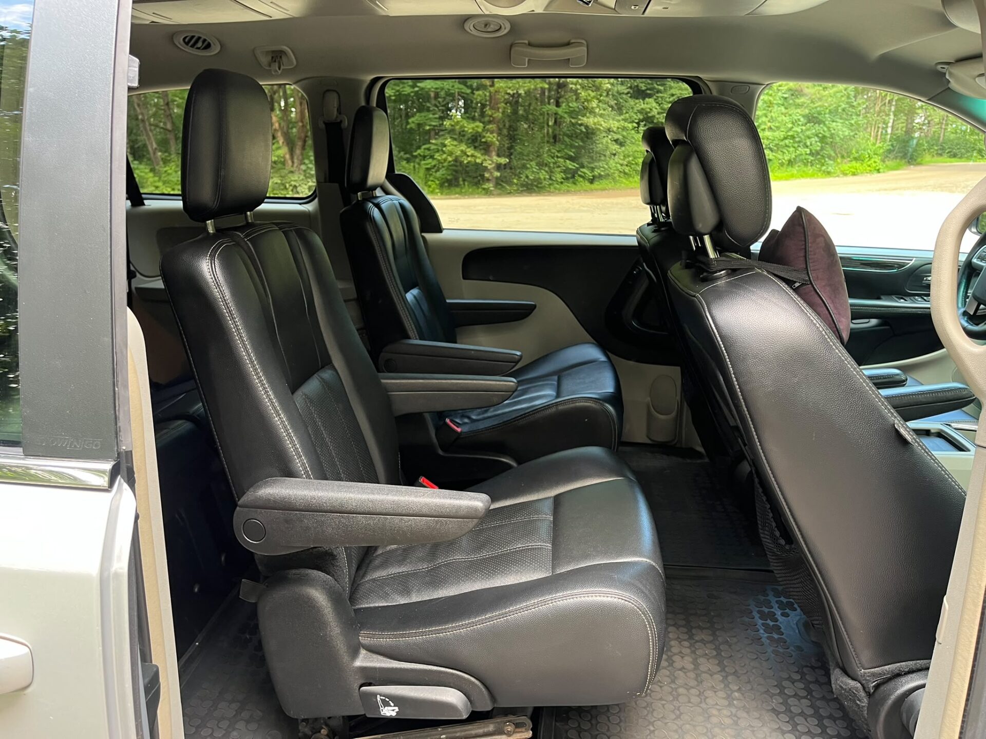 CHRYSLER TOWN & COUNTRY 7-VIETAS