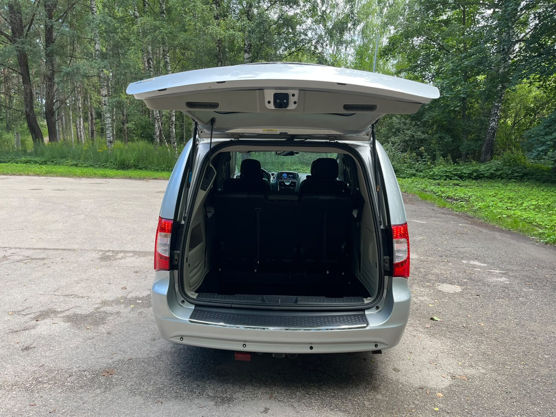 CHRYSLER TOWN & COUNTRY 7-VIETAS
