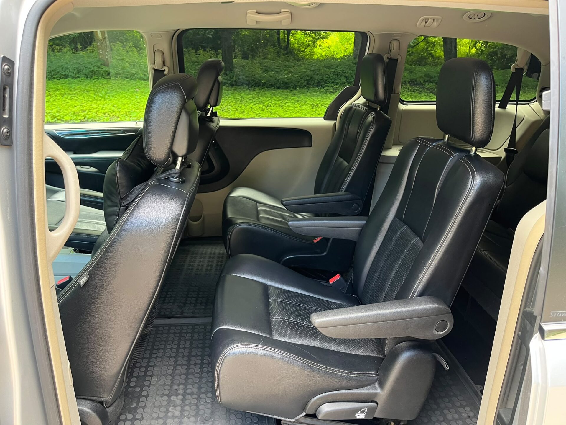 CHRYSLER TOWN & COUNTRY 7-VIETAS