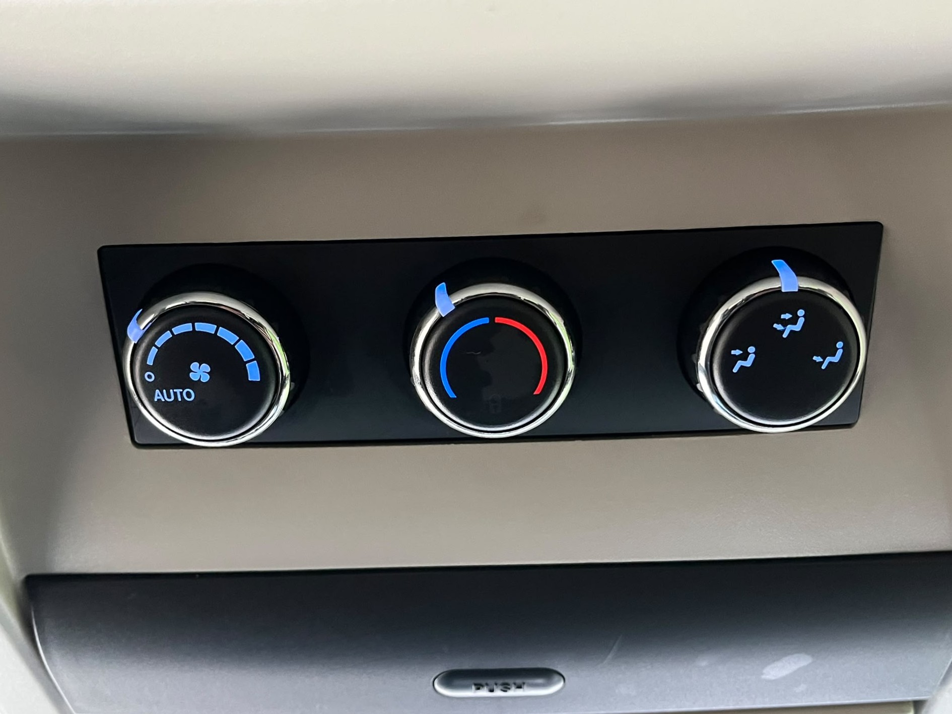 CHRYSLER TOWN & COUNTRY 7-VIETAS