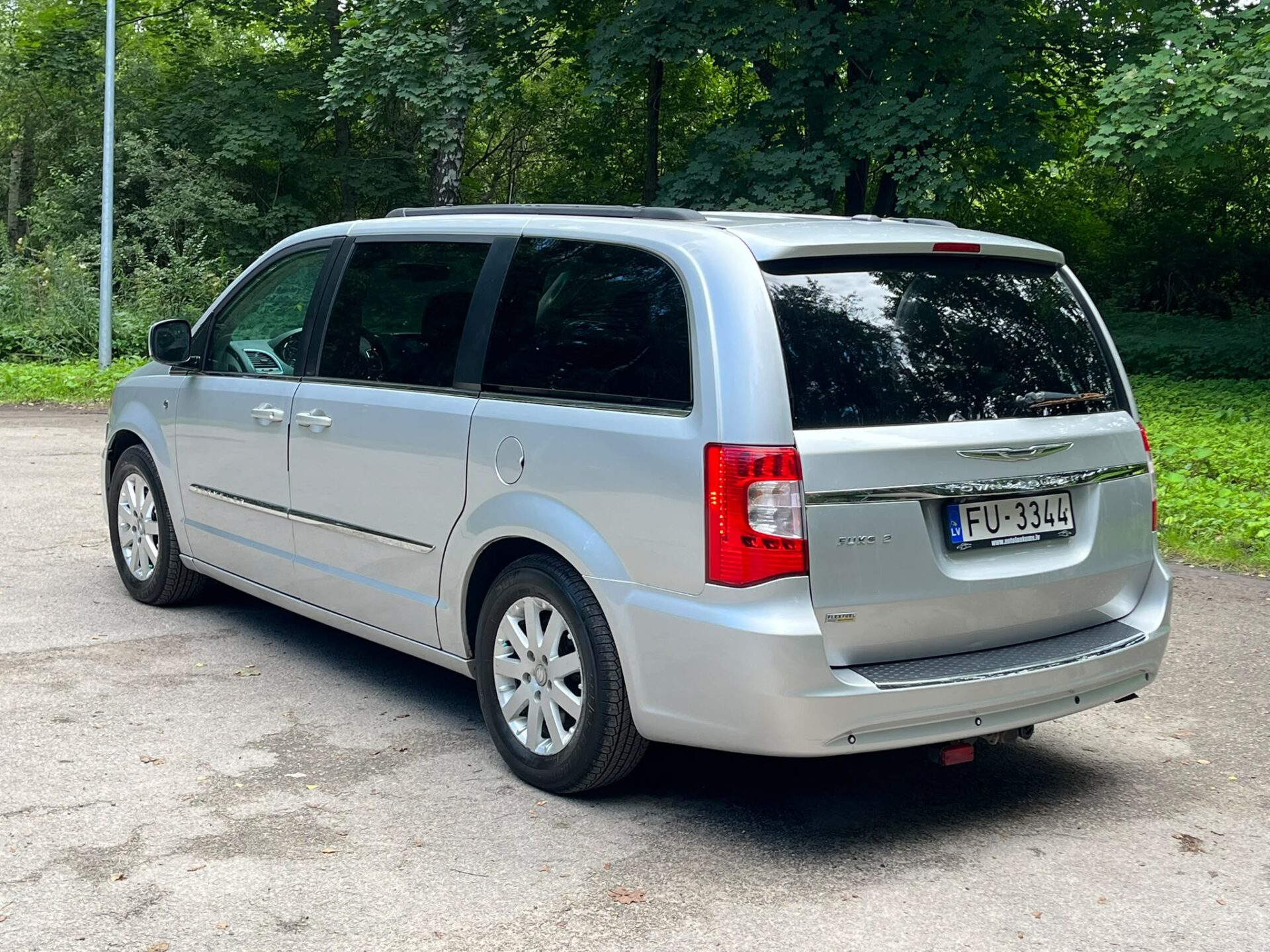 CHRYSLER TOWN & COUNTRY 7-VIETAS