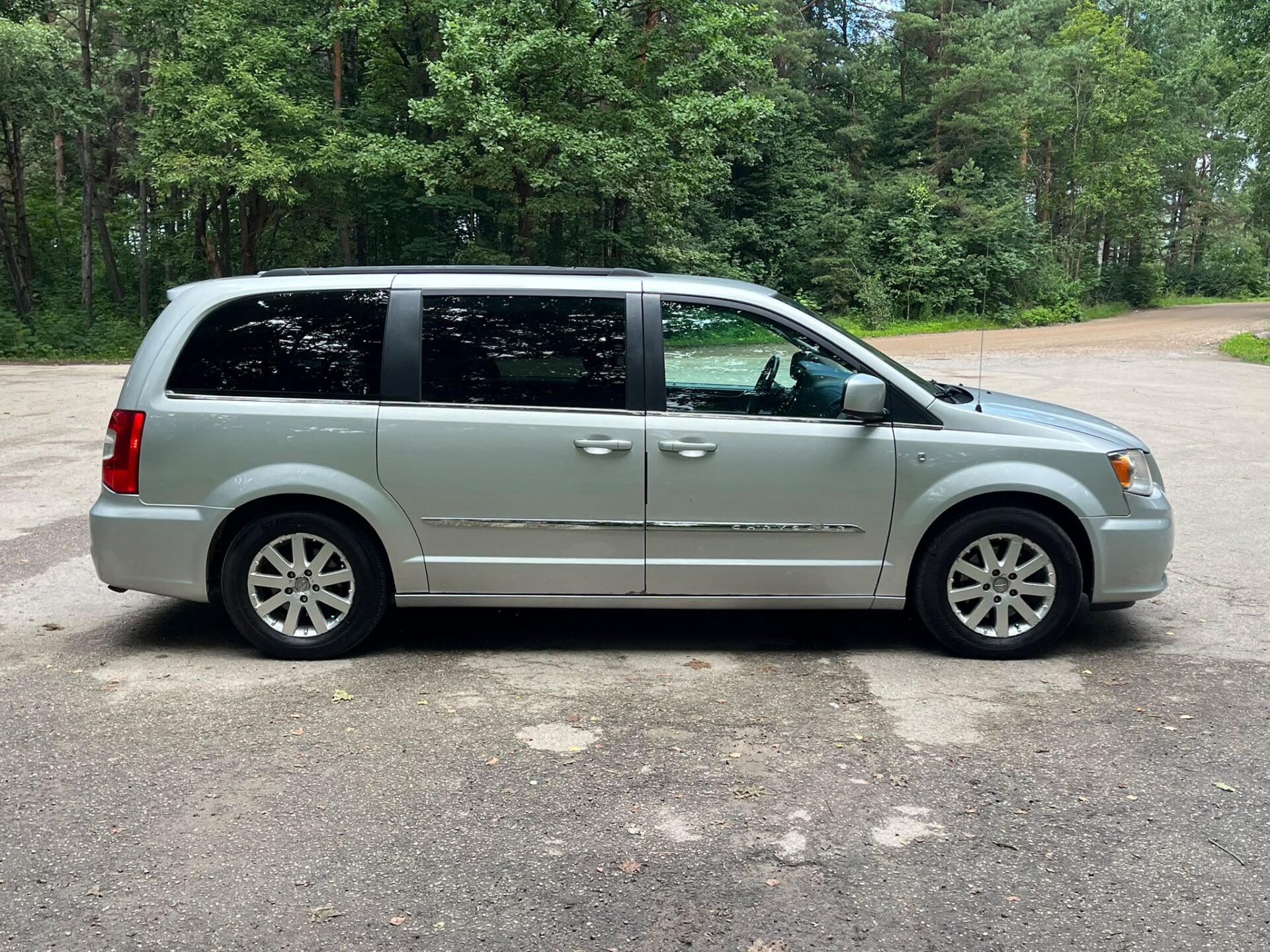 CHRYSLER TOWN & COUNTRY 7-VIETAS