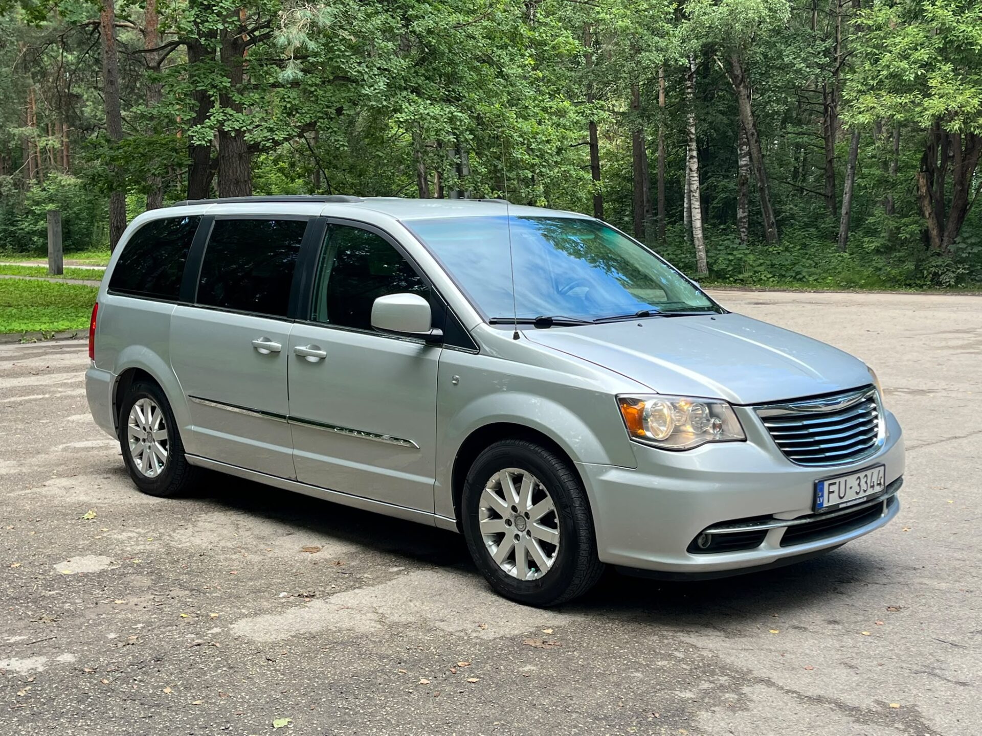 CHRYSLER TOWN & COUNTRY 7-VIETAS