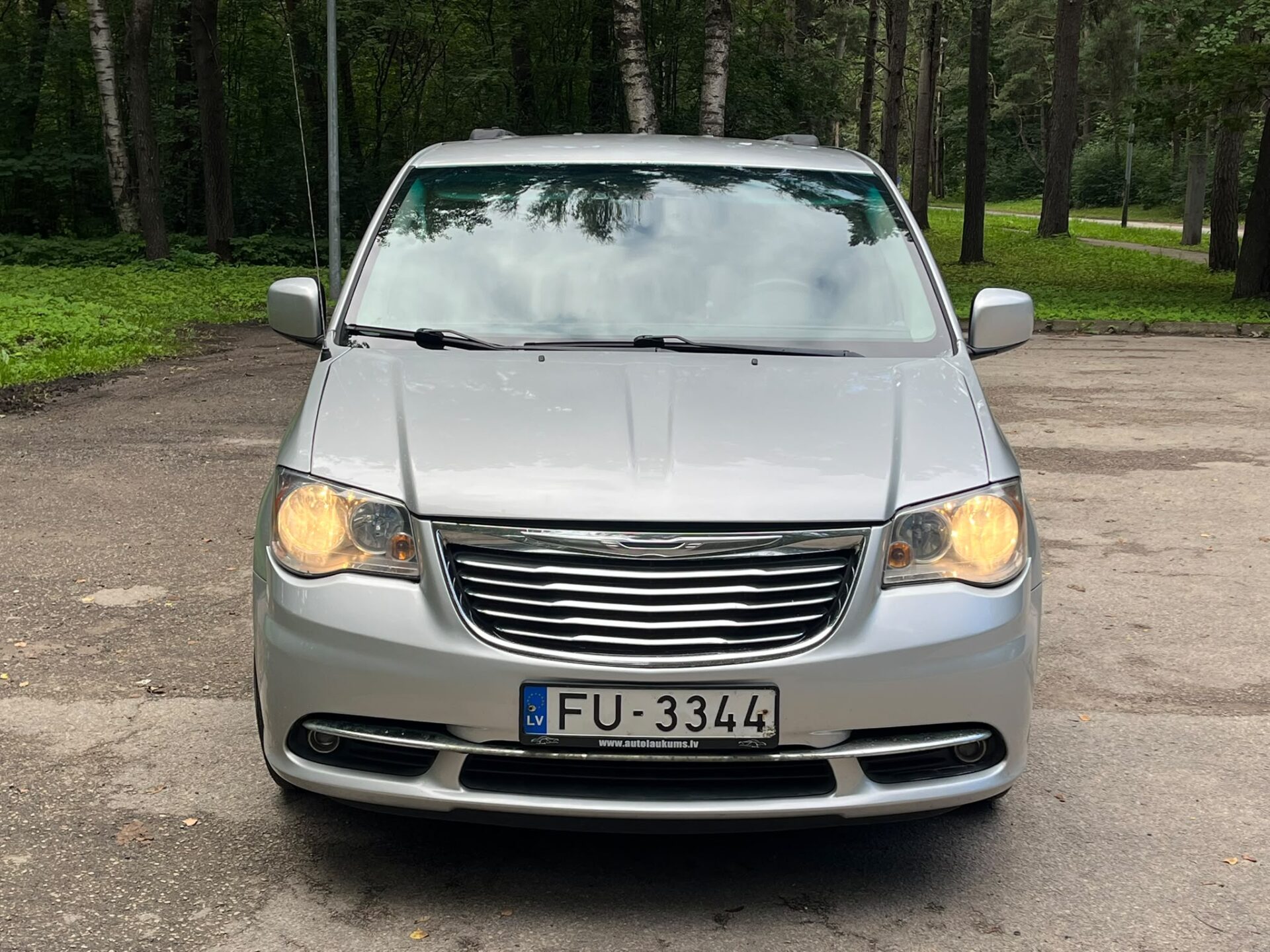 CHRYSLER TOWN & COUNTRY 7-VIETAS