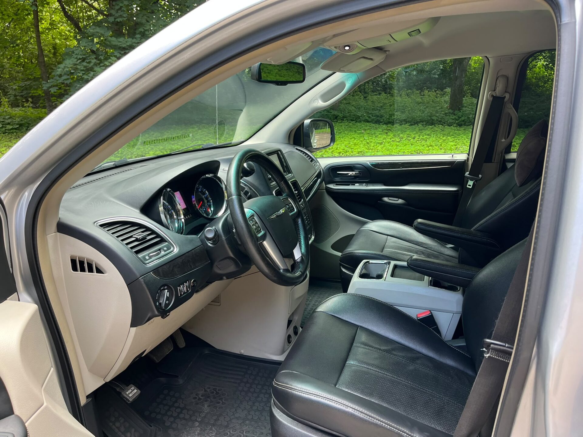CHRYSLER TOWN & COUNTRY 7-VIETAS